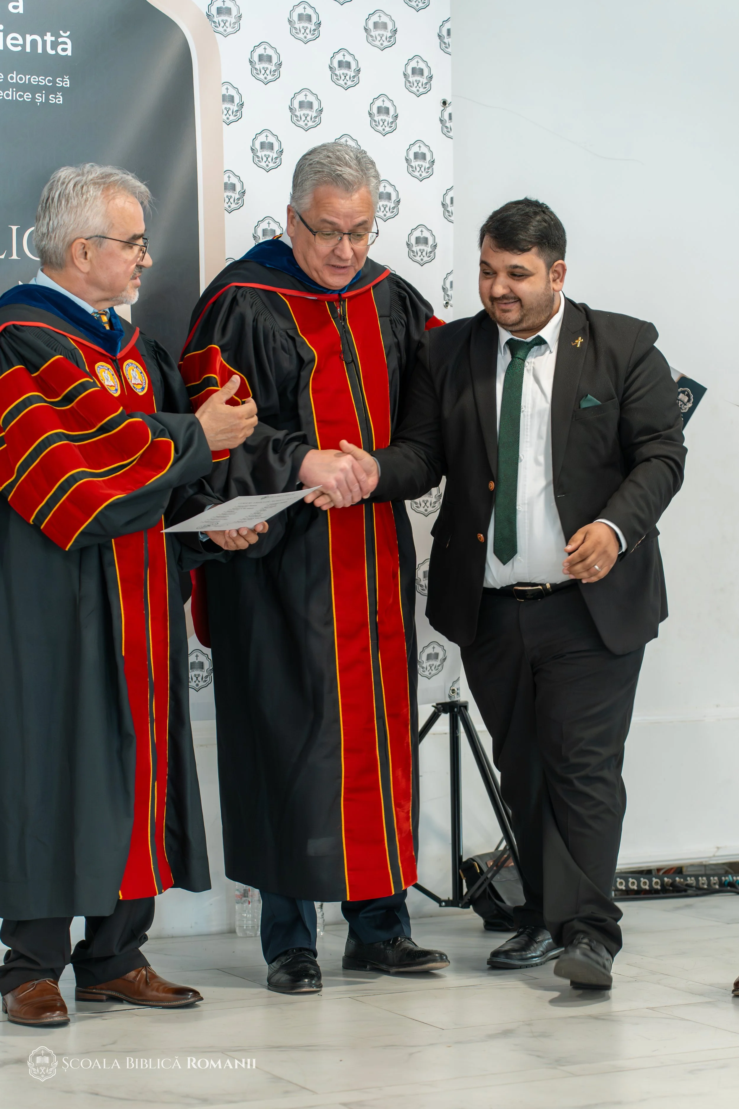 Profesori și absolvent, fotografie de amintire la ceremonia din Hagen.