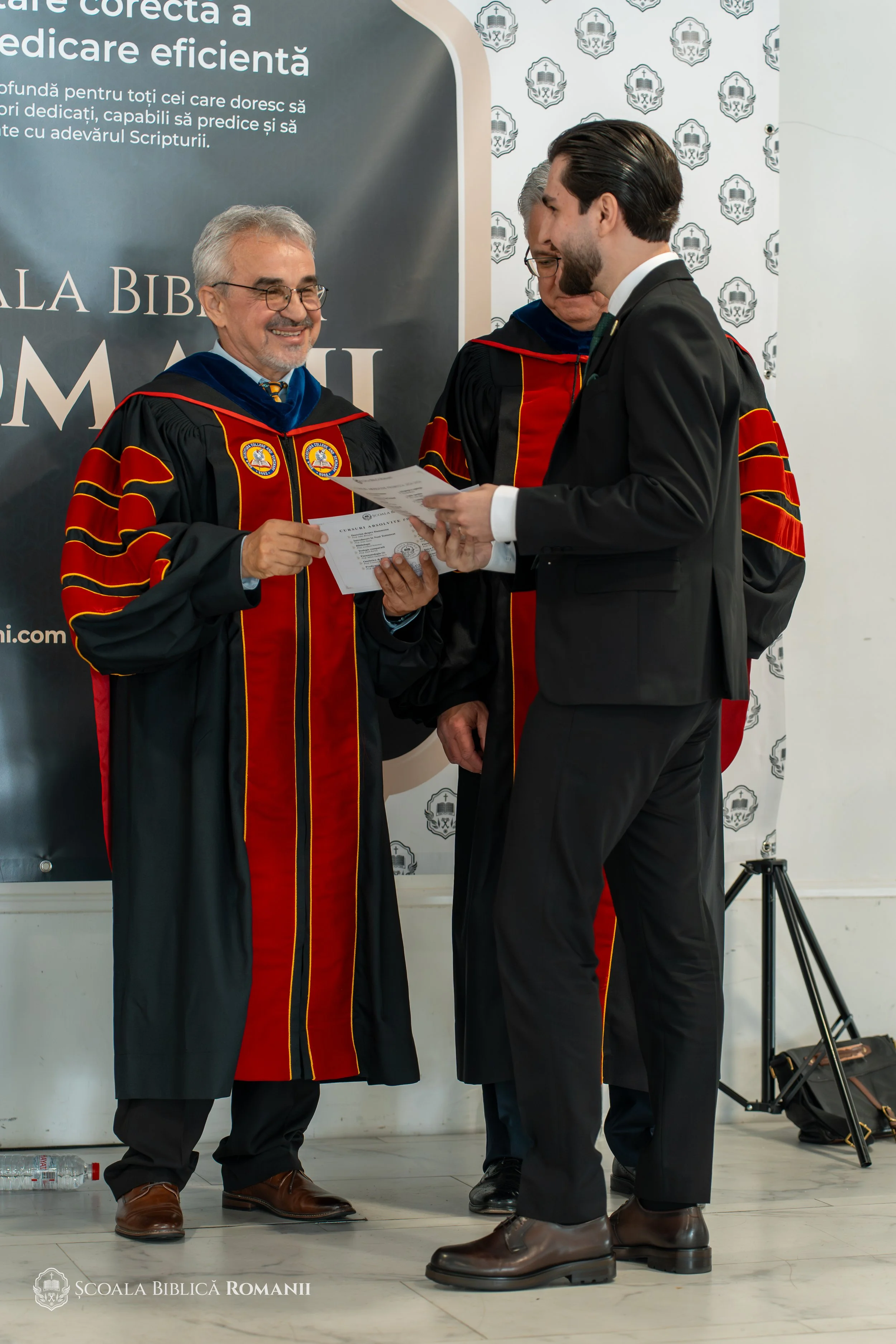 Înmânarea unei diplome la absolvirea Școlii Biblice Romanii.
