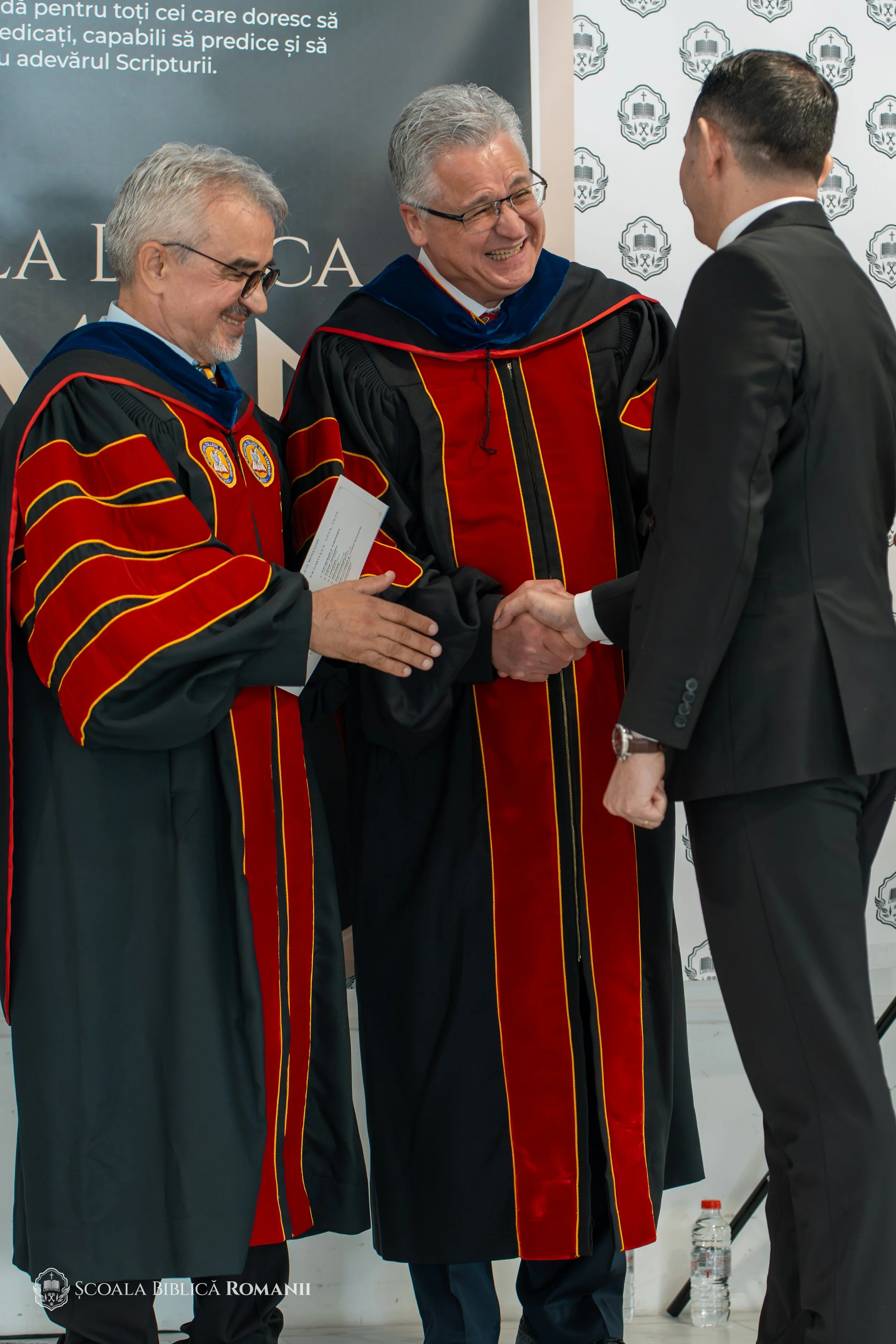 Strângere de mână la ceremonia de absolvire din Hagen.
