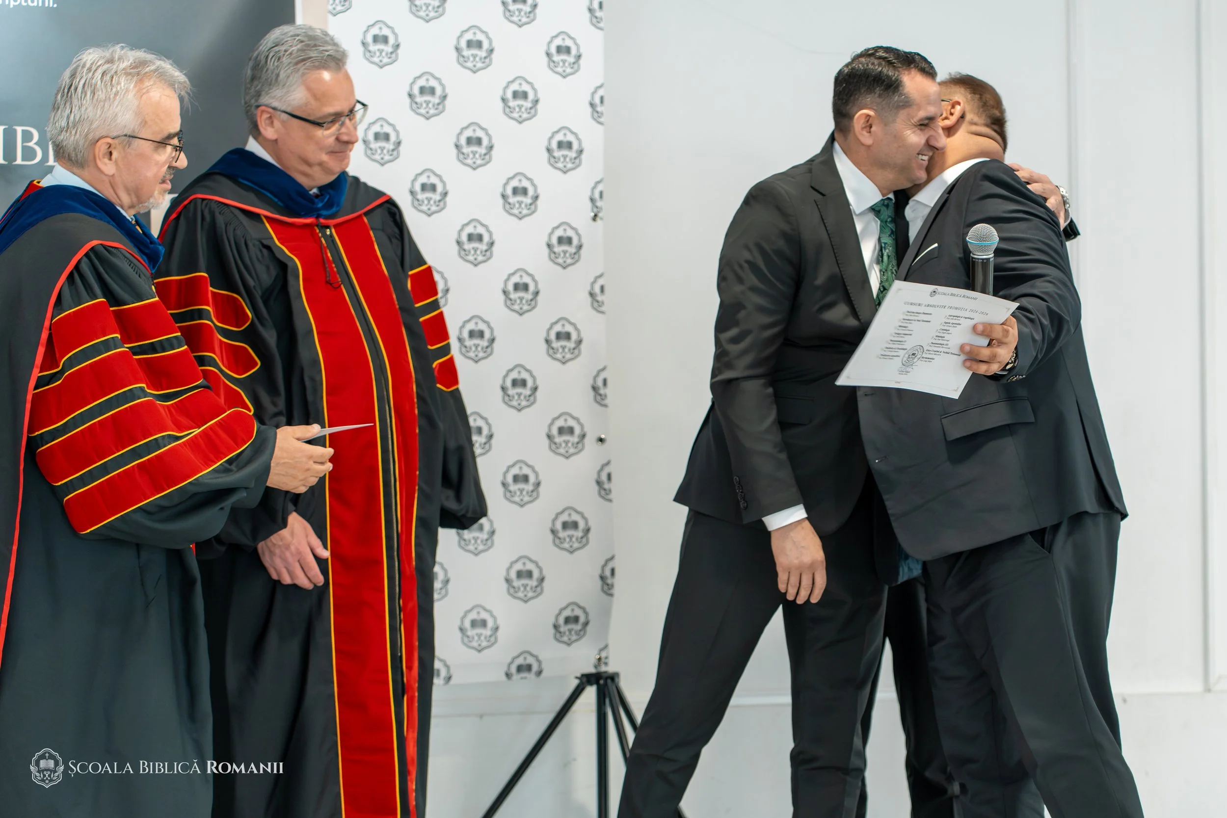 Felicitări și îmbrățișări la înmânarea diplomelor de absolvire.