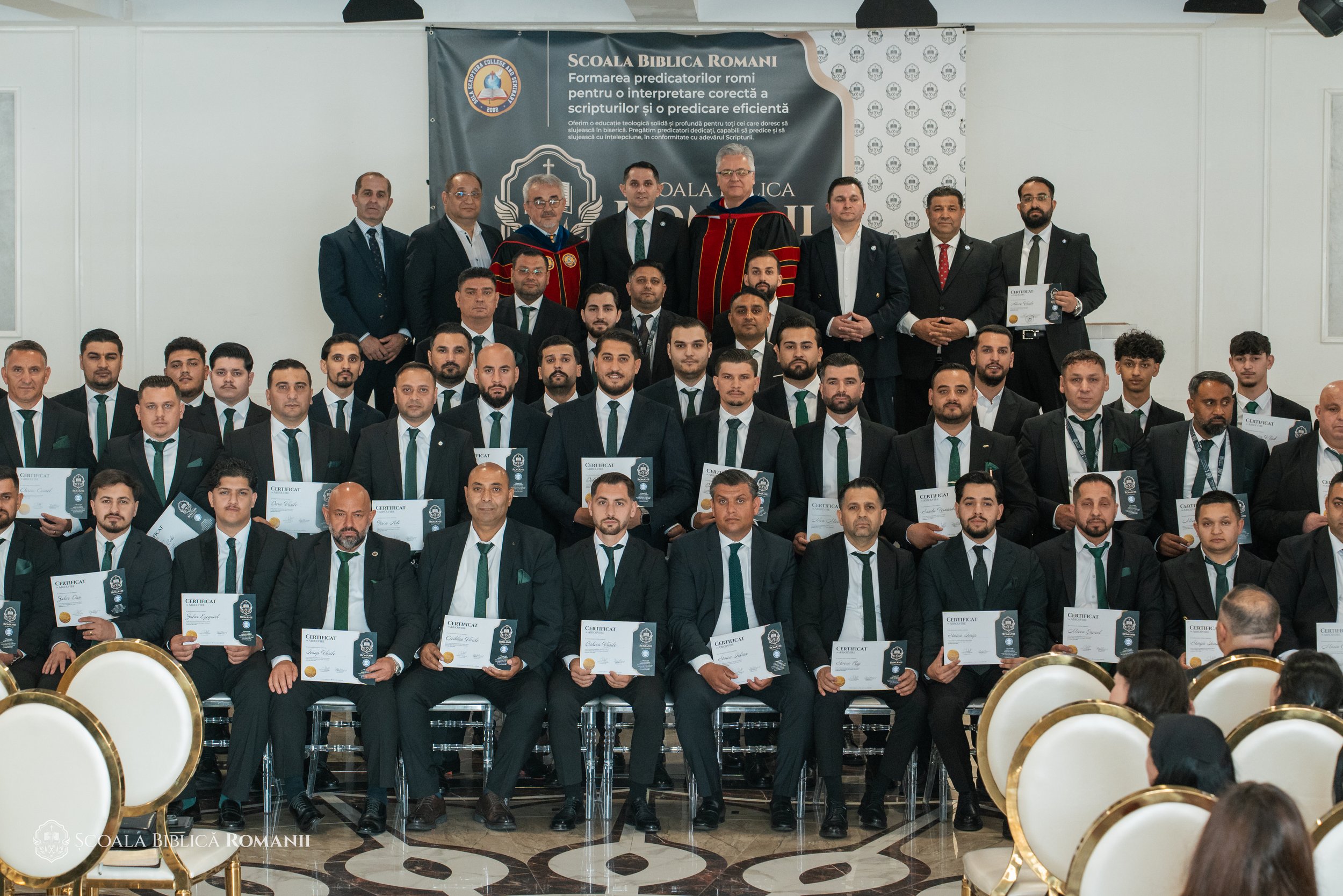 Fotografia de grup a absolvenților Școlii Biblice Romanii din Hagen, cu diplomele.