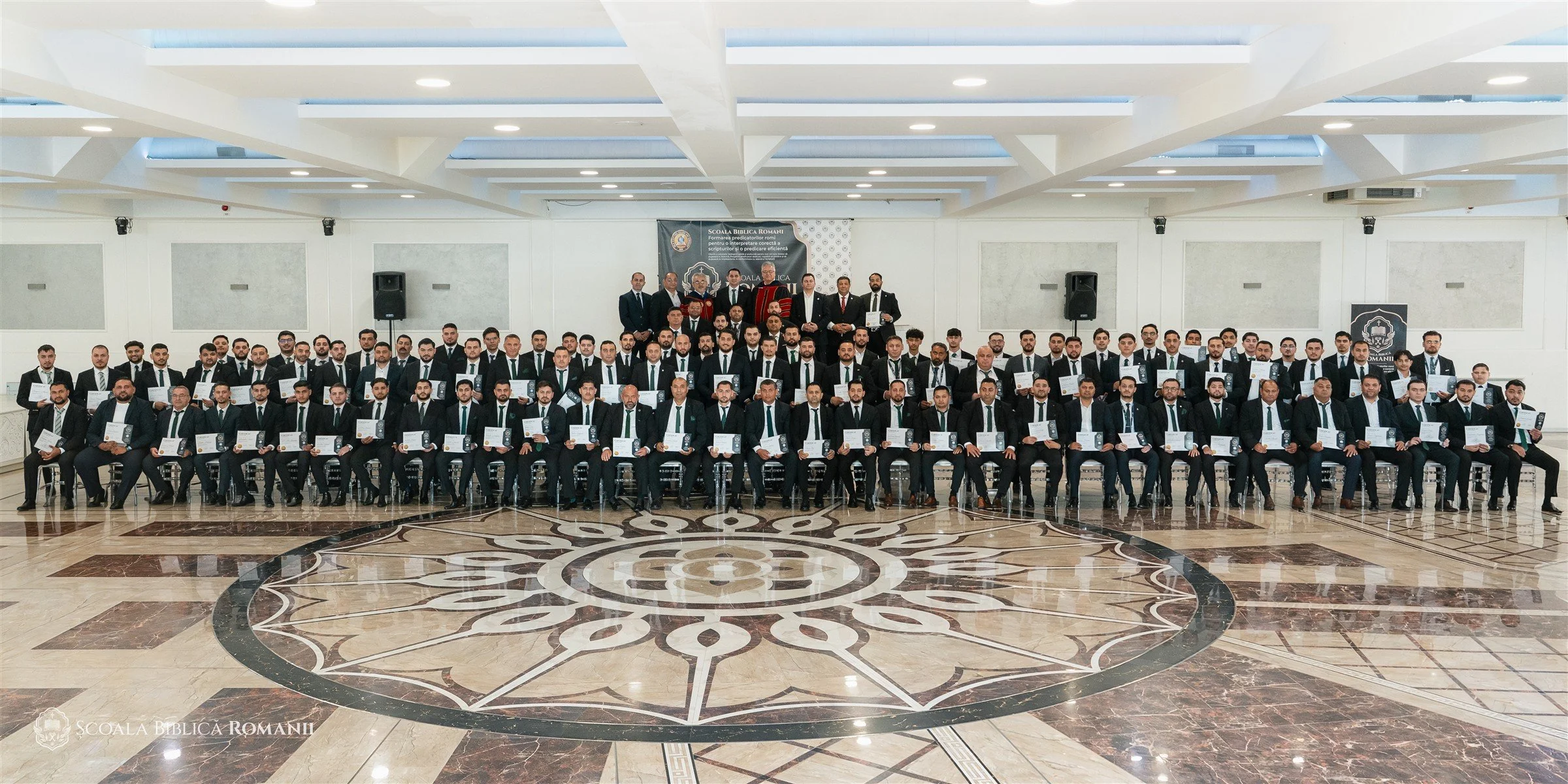 Absolvenții anilor I și II, alături de profesori și conducerea școlii. Campusul Hagen, 31 mai 2026.