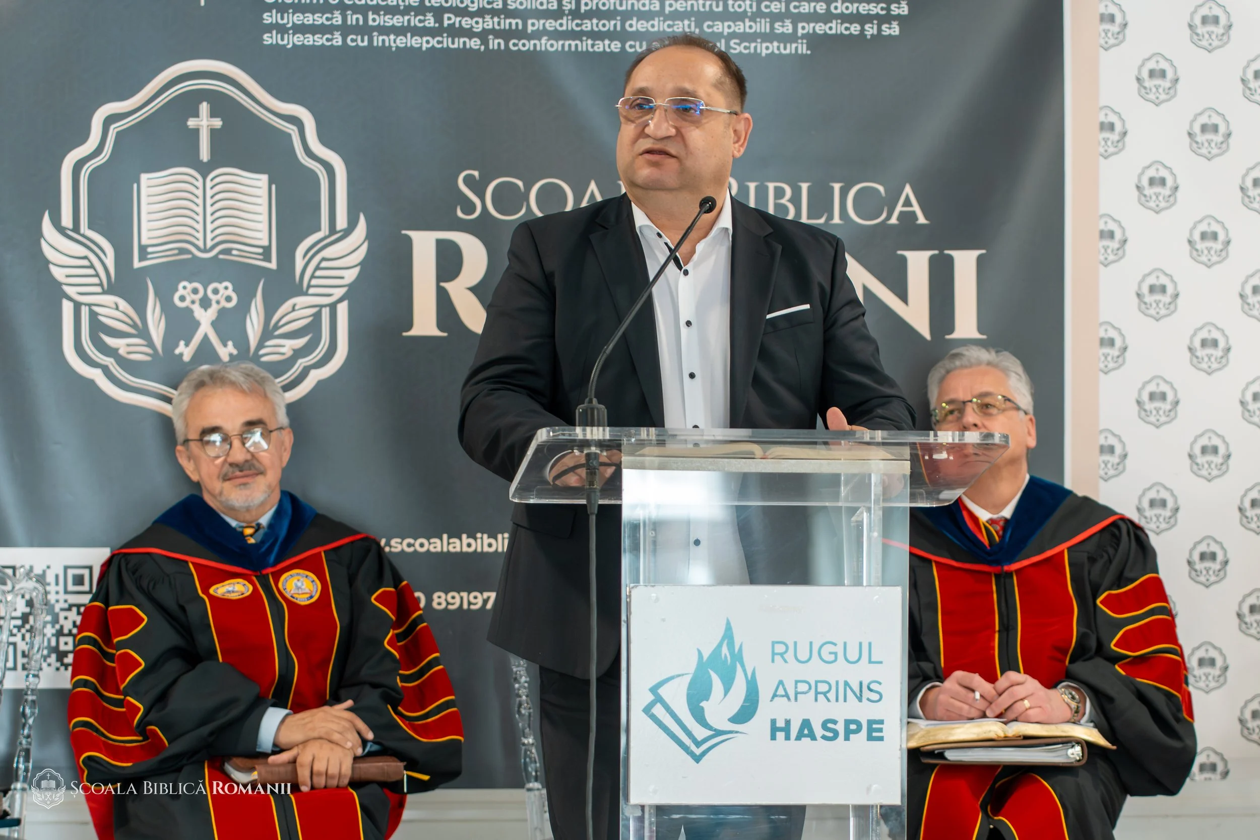Vorbitor la amvon, alături de profesori, la absolvirea din Hagen.
