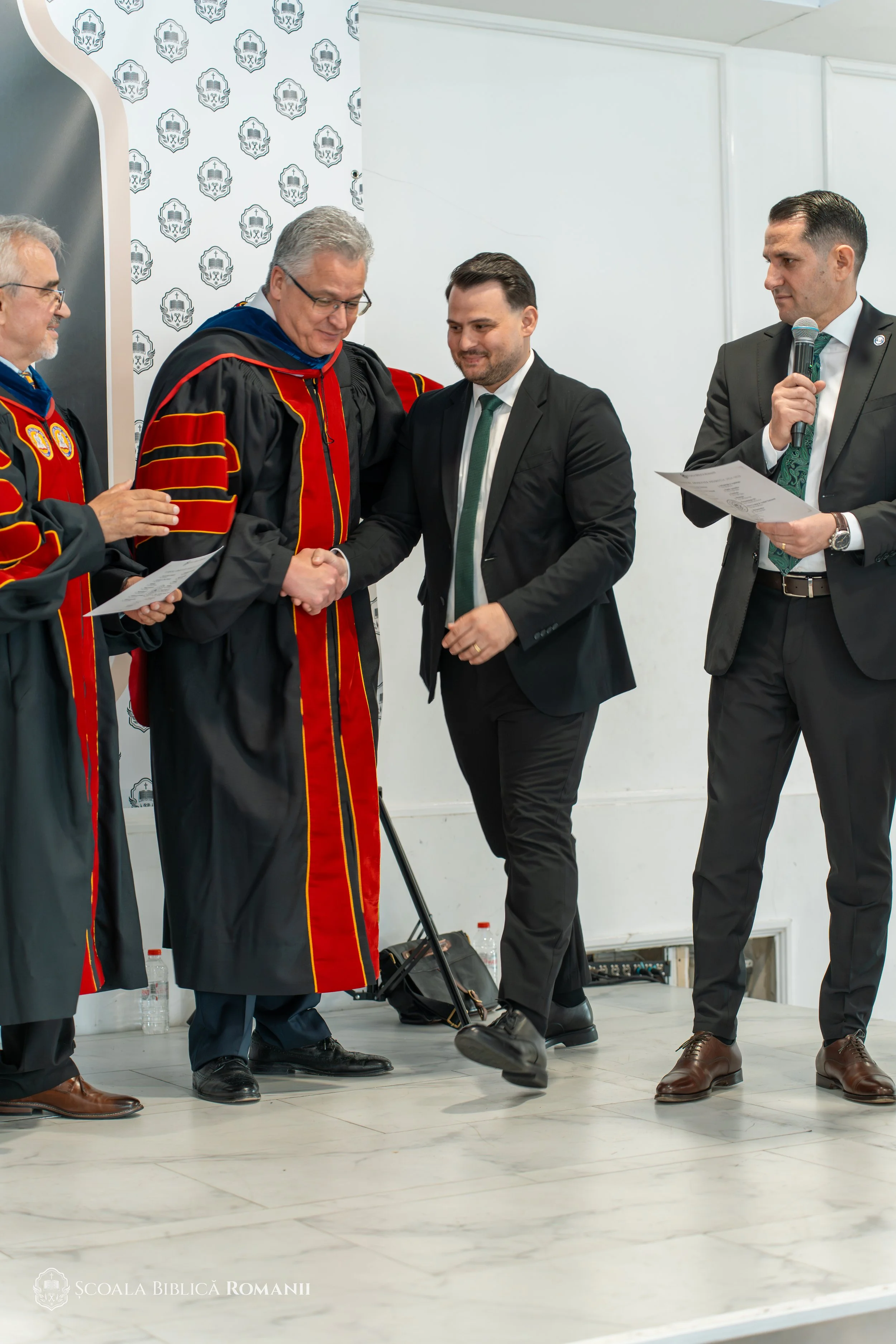 Înmânarea diplomelor la ceremonia de absolvire din Hagen.