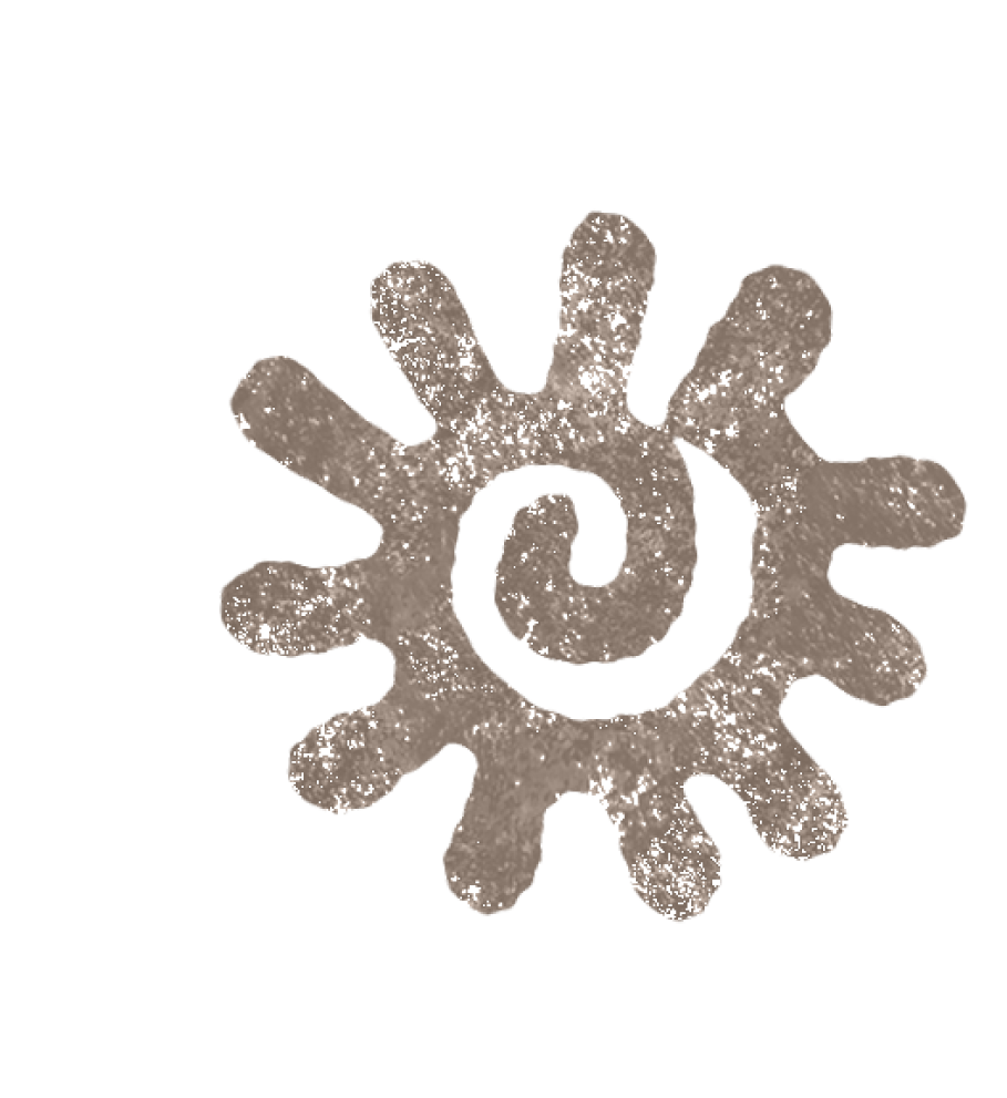 Una figura de nieve en forma de flor, con pétalos y centro, sobre un fondo negro.