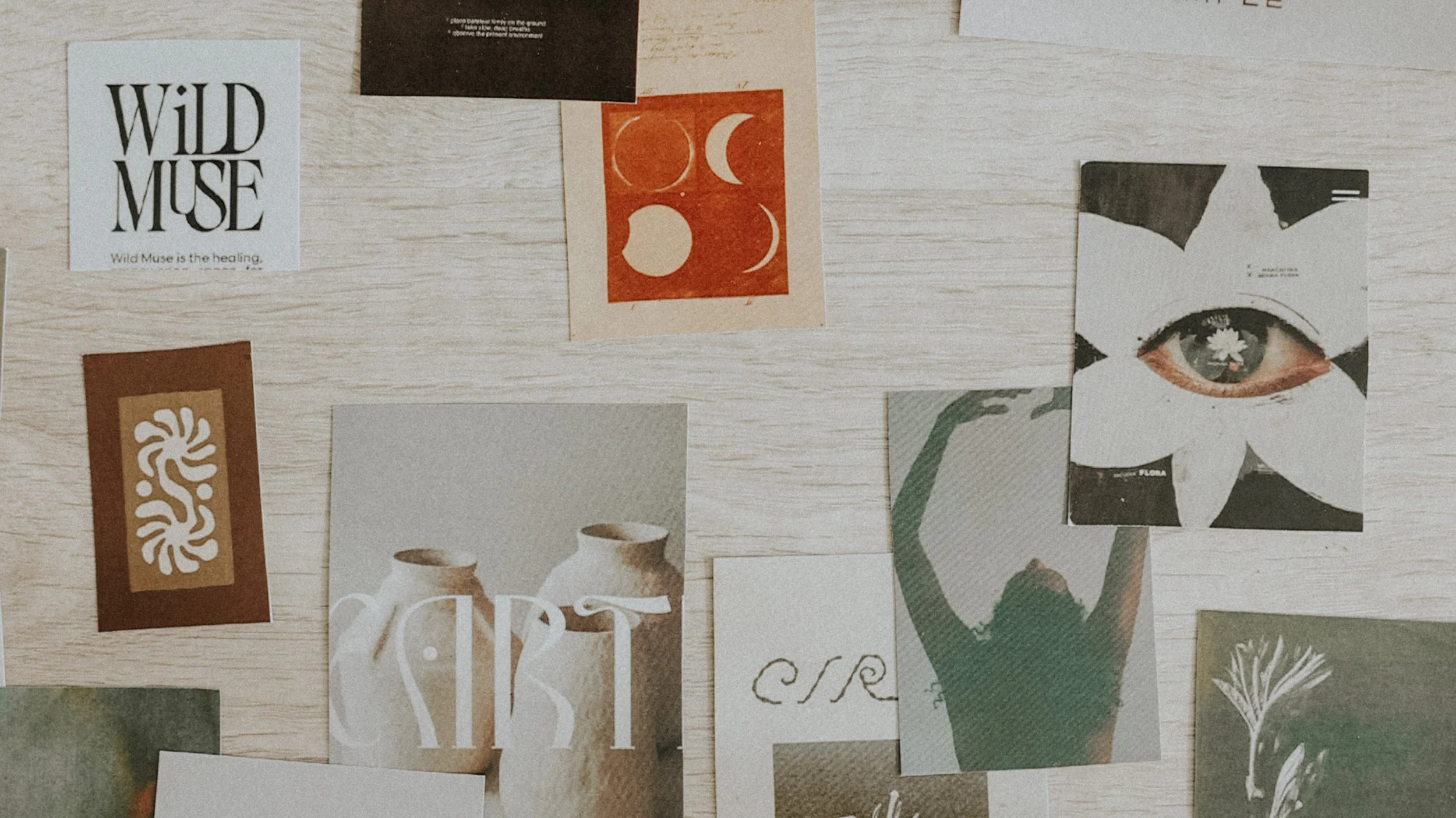 Collage de diversas imágenes y recortes de papel en una mesa de madera, incluyendo una con una mano y un ojo, varias ilustraciones y textos en diferentes colores y estilos.