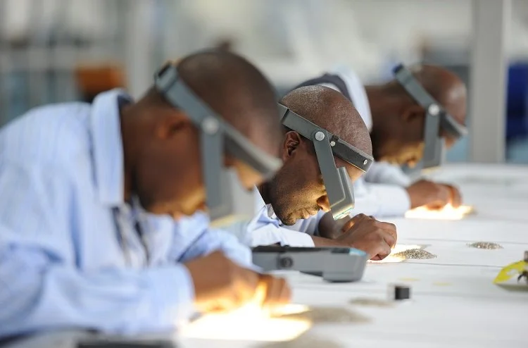 Airport signage indicating directions to departures and immigration offices, with an upward arrow and a suitcase icon.