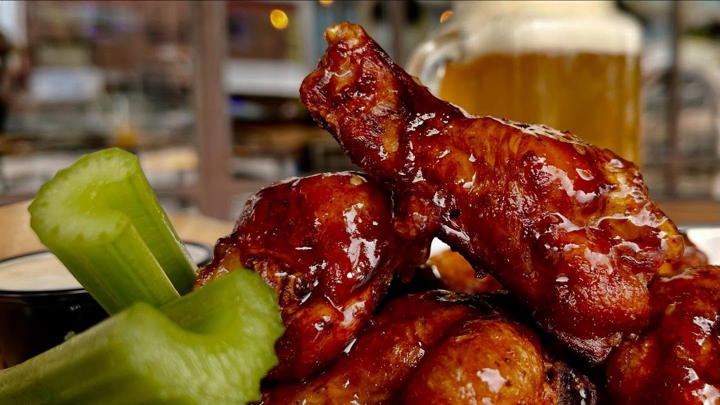 It’s Wing Wednesday! Buy a Pound, Get a Pound HALF OFF of our Famous 4-Hour Smoked Wings! Also, ALL DAY Bar Happy Hour! 🍗 🍻 🍷
#sharethelex #lexington #wings #chickenwings #happyhour #specials #lexingtonky #chevychase
