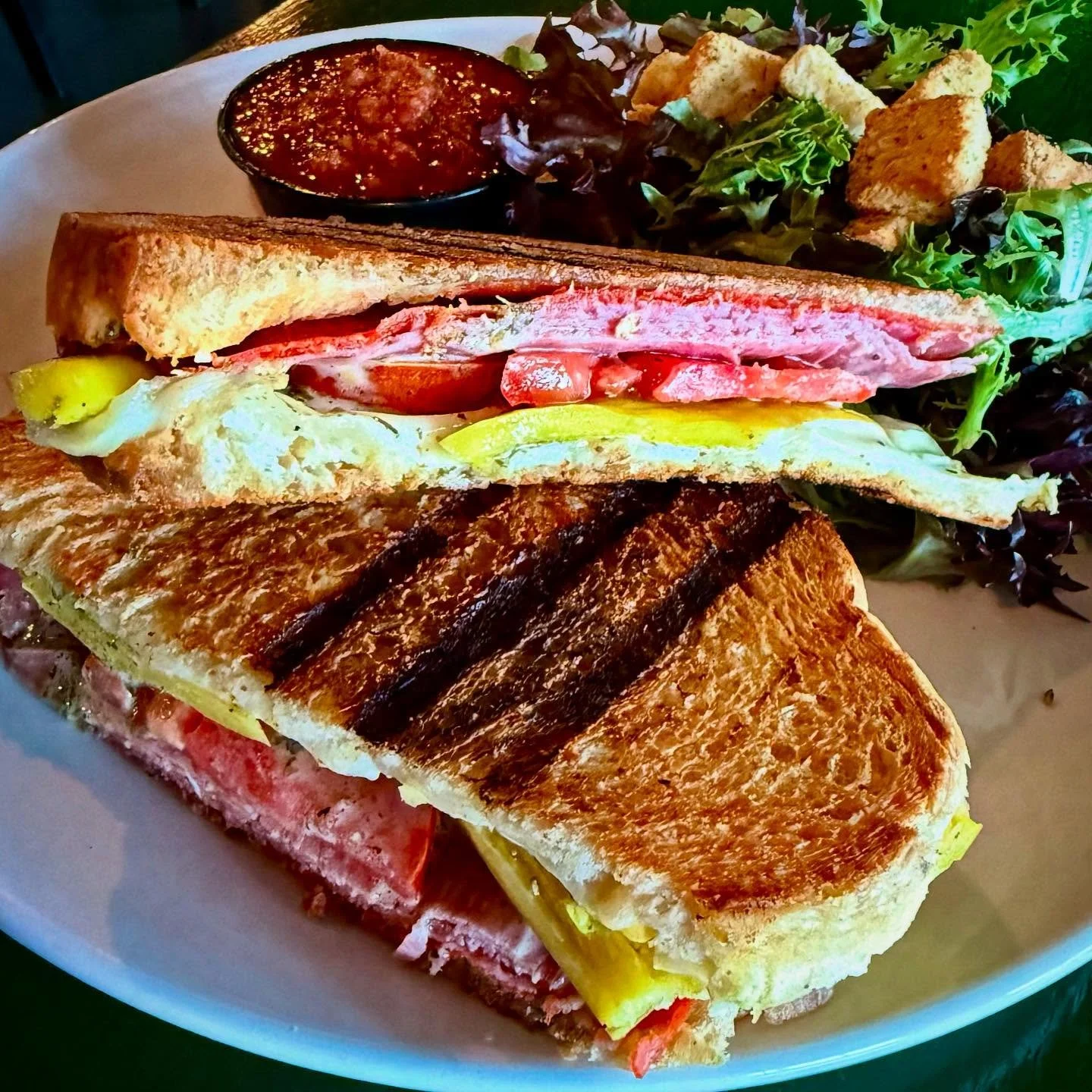 Tonight&rsquo;s special is Italian Panini!
Pepperoni, Salami, Roma Tomato, Banana Pepper, Provolone, Pesto, &amp; Caesar Dressing with a Side of Spicy House Marinara 🇮🇹 🥪