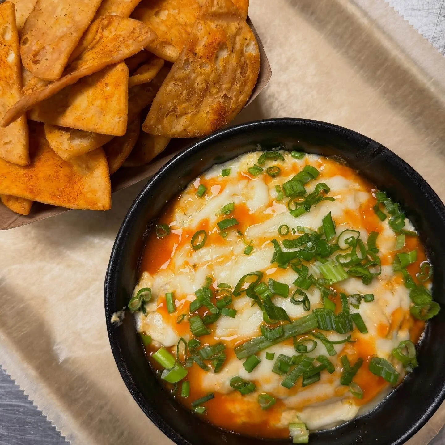 Featured new menu sneak peek 👀 Buffalo Chicken Dip served with Pita Chips tossed in our famous dry rub seasoning 🦬 🐓 🔥 
#sharethelex #lexington #buffalochicken #newmenu #specials #lexington #lexingtonky #chevychase