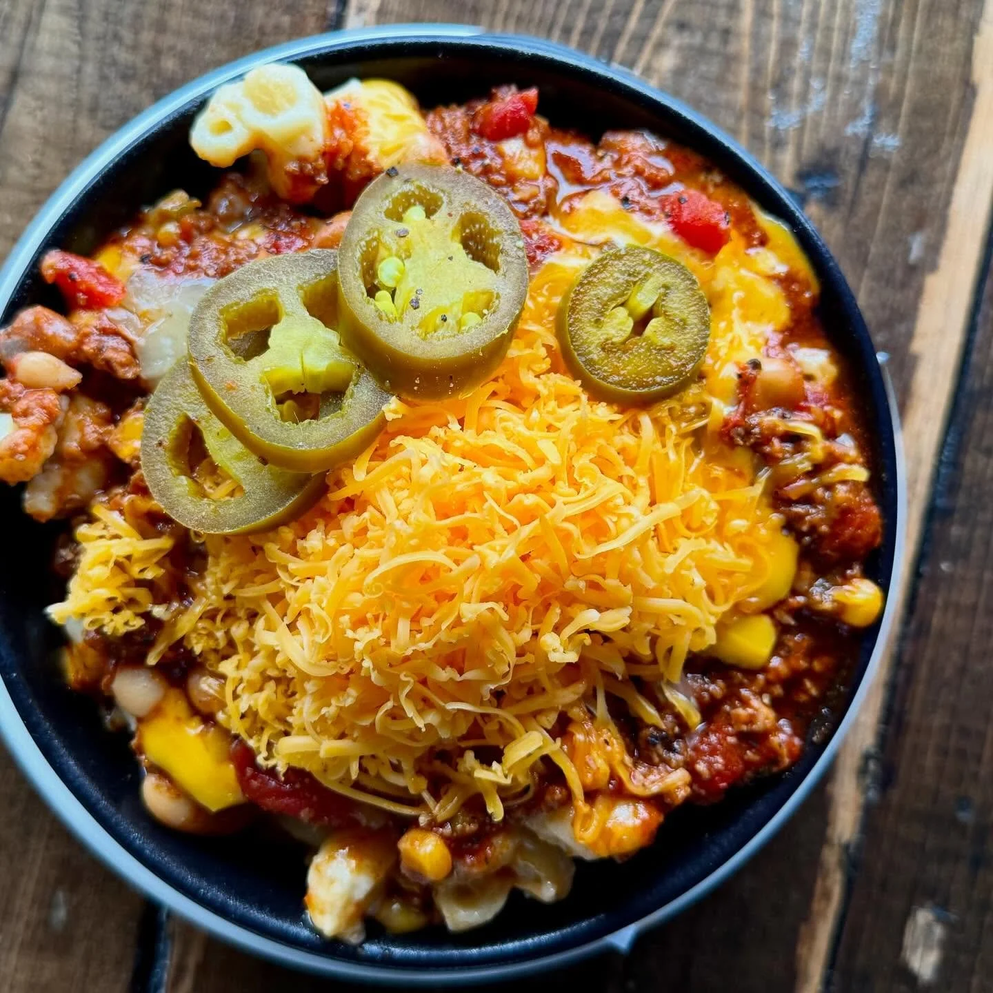 Cowboy Chili Mac 😍
White Cheddar and Garlic Parmesan Mornay Cavitappi Pasta topped with Cowboy Chili, Jalape&ntilde;os and Shredded Cheddar!

#cowboychili #mac #bearandthebutcher #sharethelex