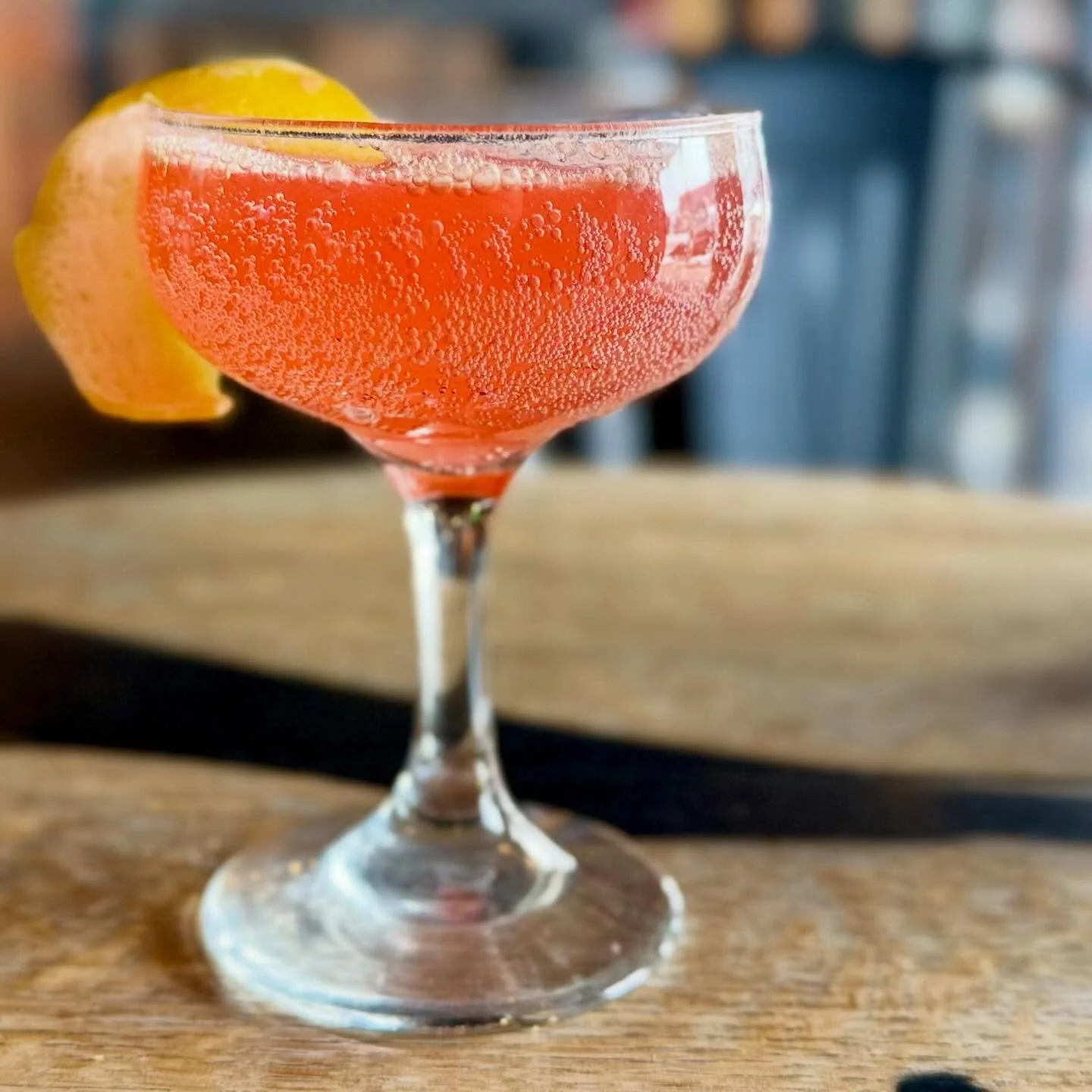 Love Letter 💌 🍸 🌹 
Rose Petal infused Gin, Lemon, Raspberry Pur&eacute;e, Prosecco 🥂 💞 

Reservations for Valentine&rsquo;s Day are open! Book your spot today!

#valentinesday #bearandthebutcher #Lexington #sharethelex