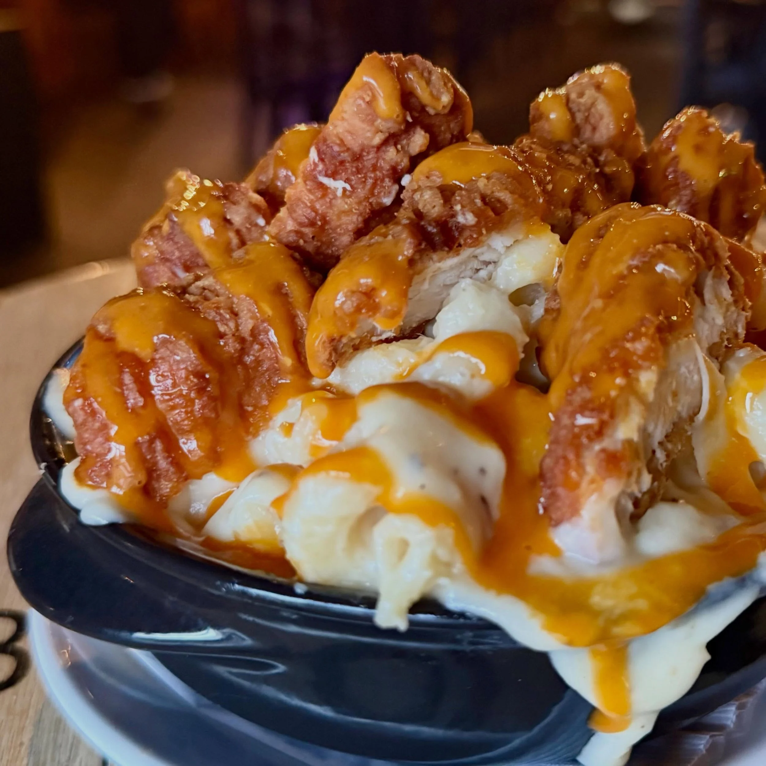 New Menu Feature of the week! White Cheddar &amp; Garlic Parmesan Mornay Cavitappi Pasta topped with Fried Chicken, Buffalo &amp; Parmesan! 🐓 🤤 

#seasonalmenu #bearandthebutcher #buffalomacncheese #sharethelex