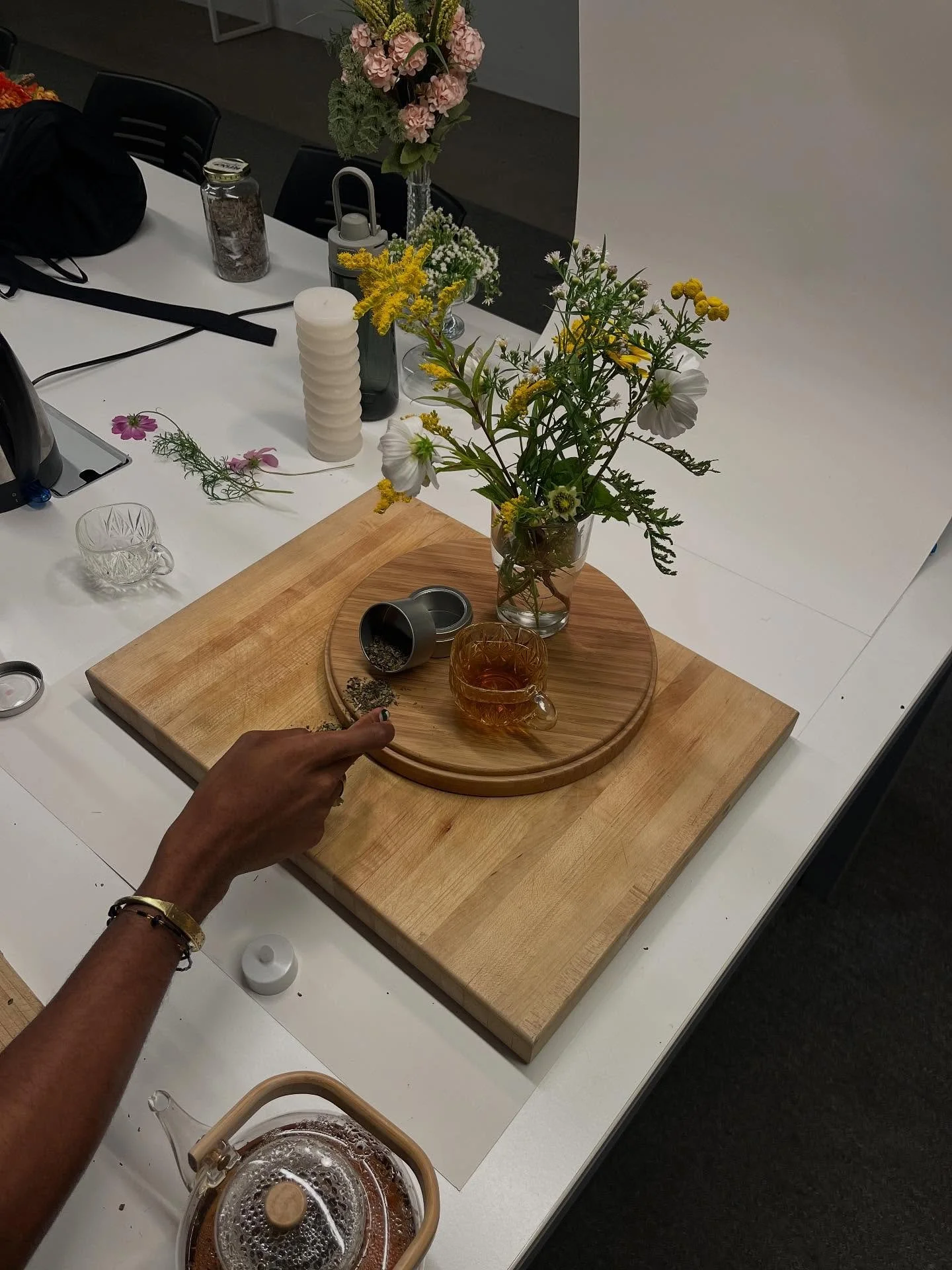 between bags of herbs, infusion tests, small adjustments and moments of creation, every step has been carried with care. before reaching your hands, there&rsquo;s a whole journey: getting to know the plants, blending, tasting, tweaking&hellip; always