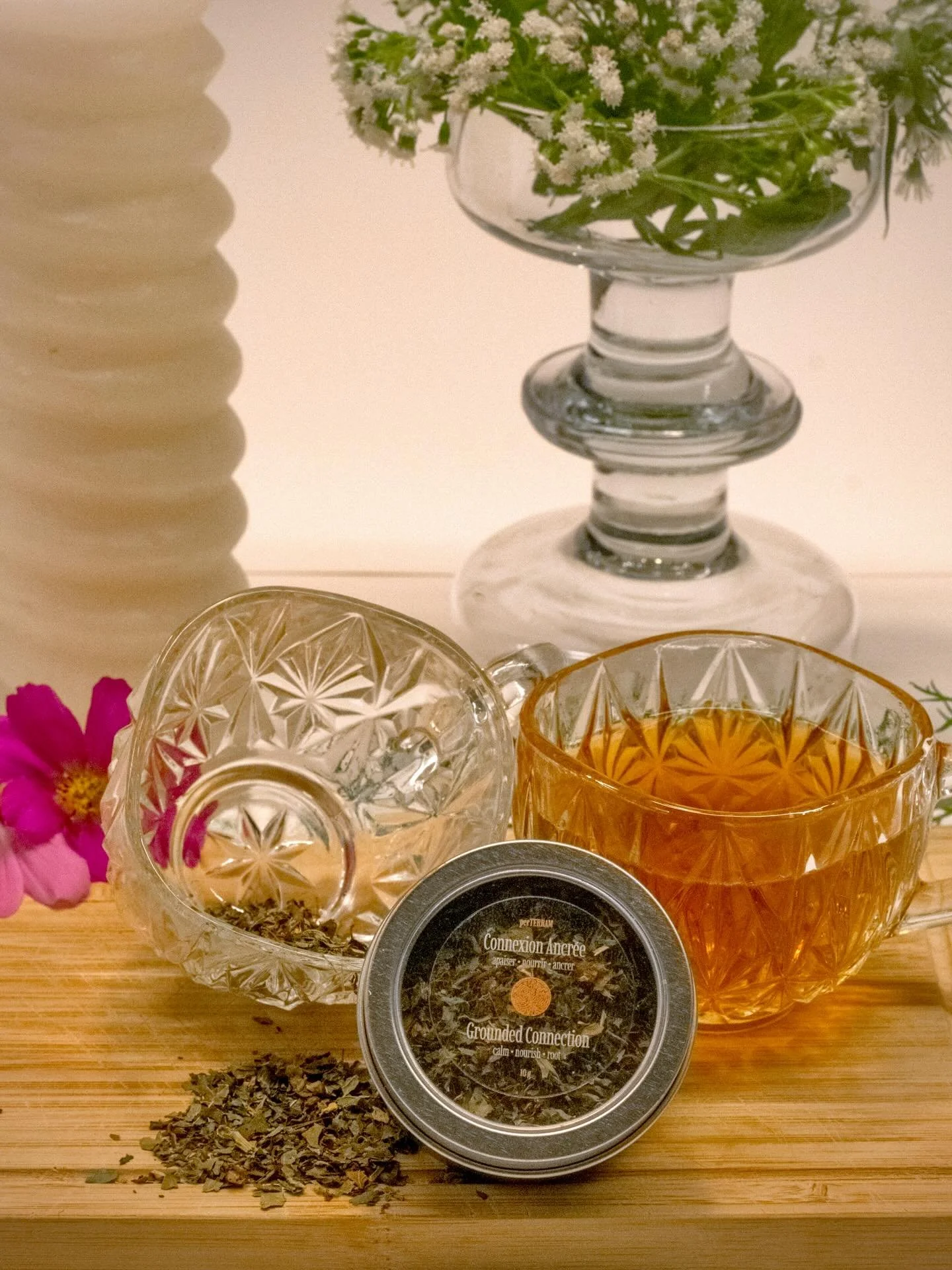 🤸🏾&zwj;♀️ c&rsquo;est officiel!
connexion ancr&eacute;e fait ses d&eacute;buts demain au march&eacute; d&rsquo;automne de @monamie_frankie 🌱

une tisane artisanale compos&eacute;e de m&eacute;lisse, aub&eacute;pine, tulsi et ortie. pens&eacute;e p