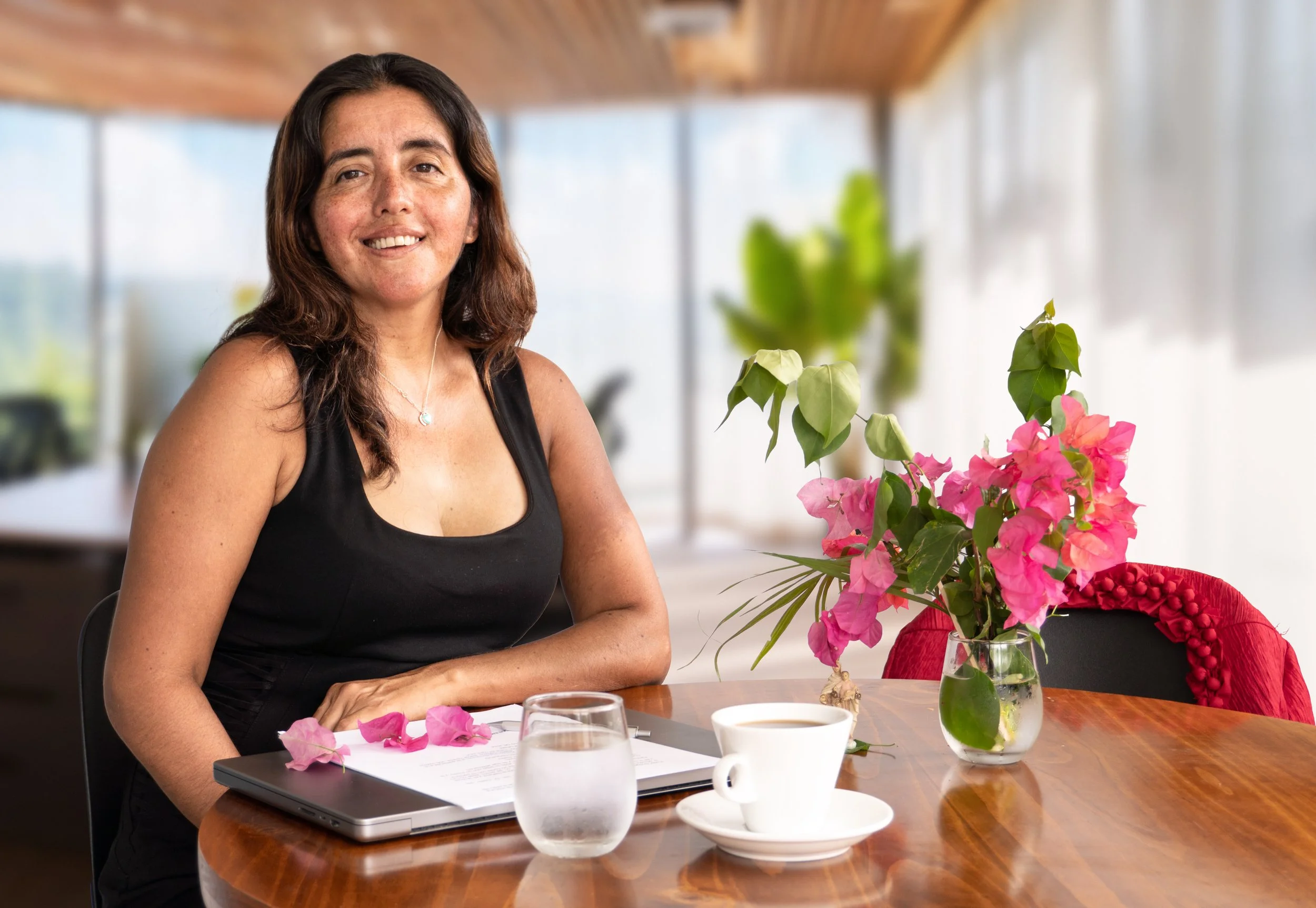 Licda. Maurene Mora Murillo sonriendo en su oficina
