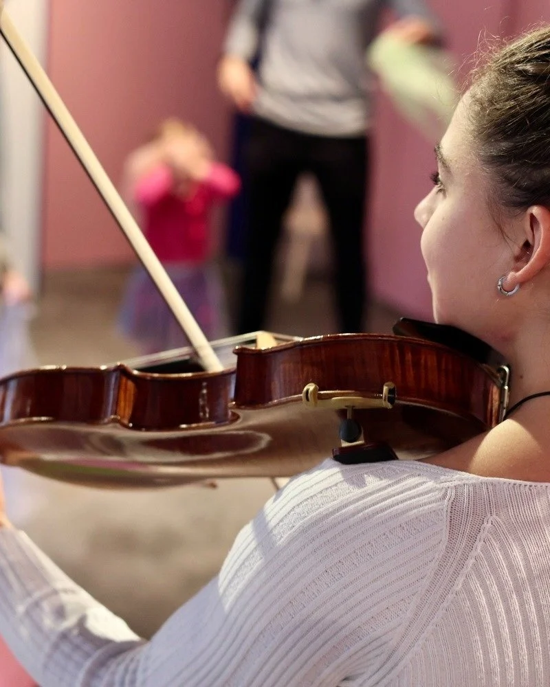 Why we love our Toddler Music Workshops so much? 🎶💛

- we have experienced, live musicians that lead the sessions,
- we're one of the only places in Amsterdam offering flexible, one-off classes, so you can drop in when it works for your schedule,
-