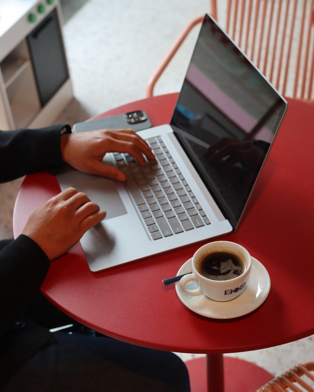 Tomorrow is our last coworking + nanny morning before the Christmas break 💻
Perfect if you need a focused moment to wrap up those final to-dos &mdash; we&rsquo;ve got your little ones covered ❤️

#coworkingamsterdam #workingparents #workingmama #cow