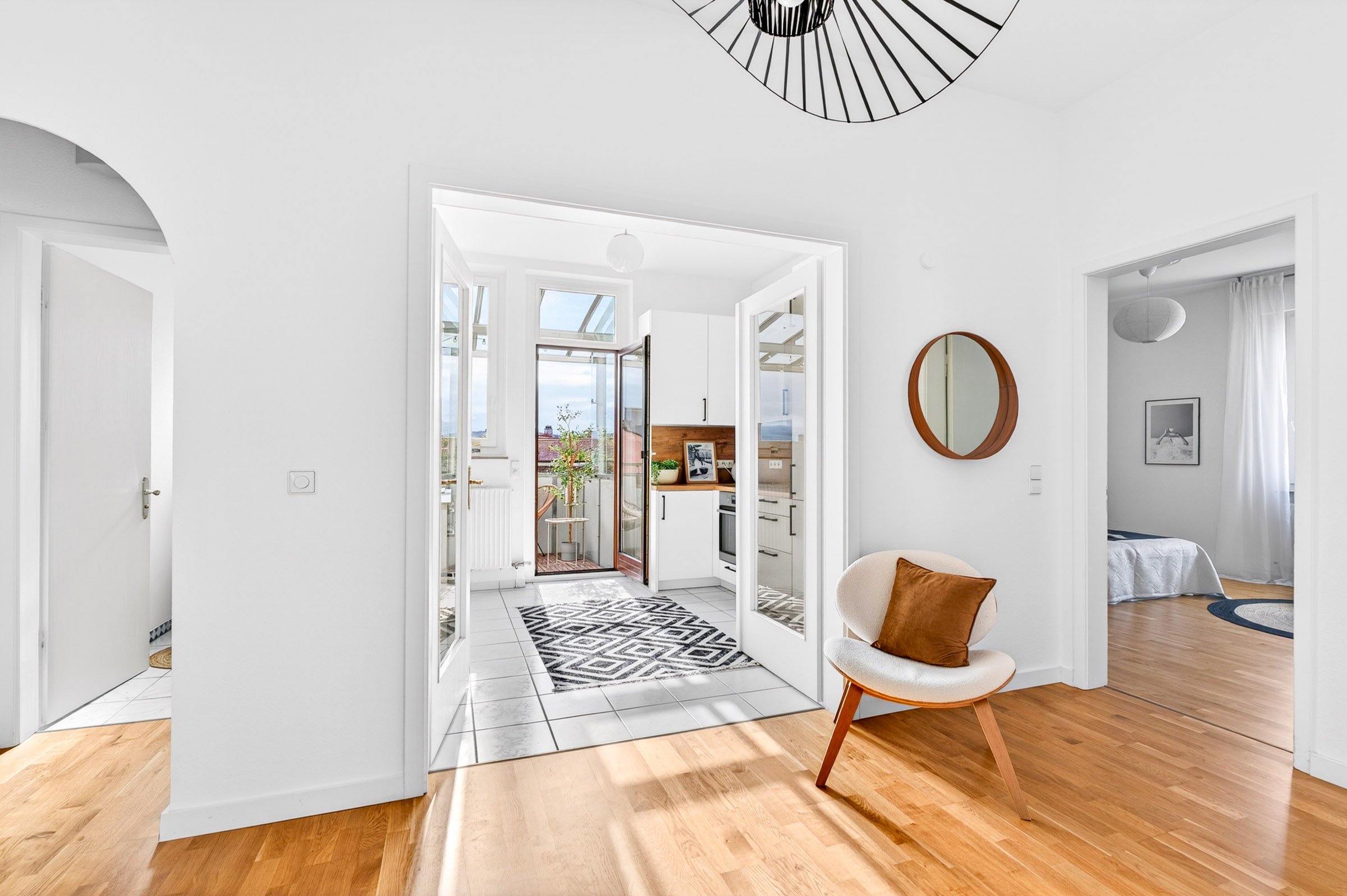 Immobilien & Real Estate – Innenaufnahme einer Wohnung mit Durchblick durch Flur, Küche und Balkon