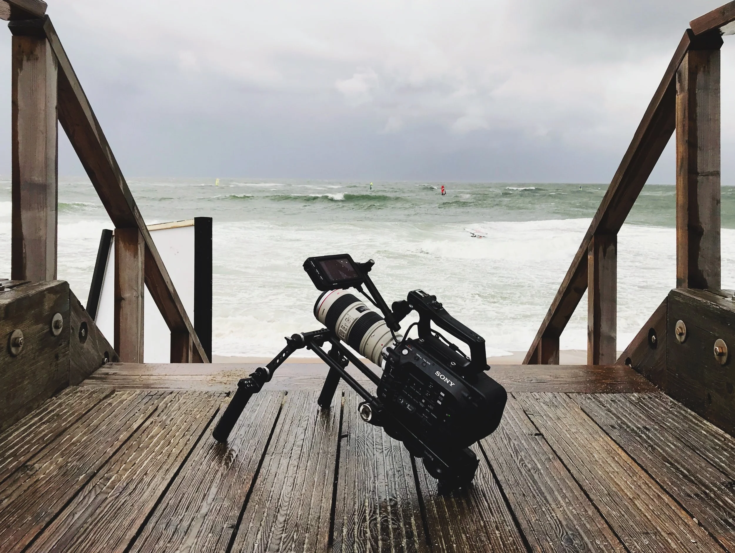 Kamera-Setup am Nordseestrand bei stürmischem Wetter – Videoproduktion in Nordfriesland
