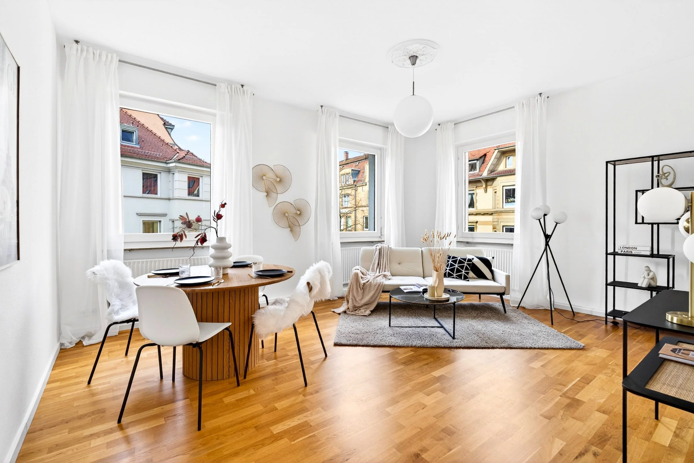 Immobilienfotografie – Wohn- und Essbereich mit Sofa und Esstisch