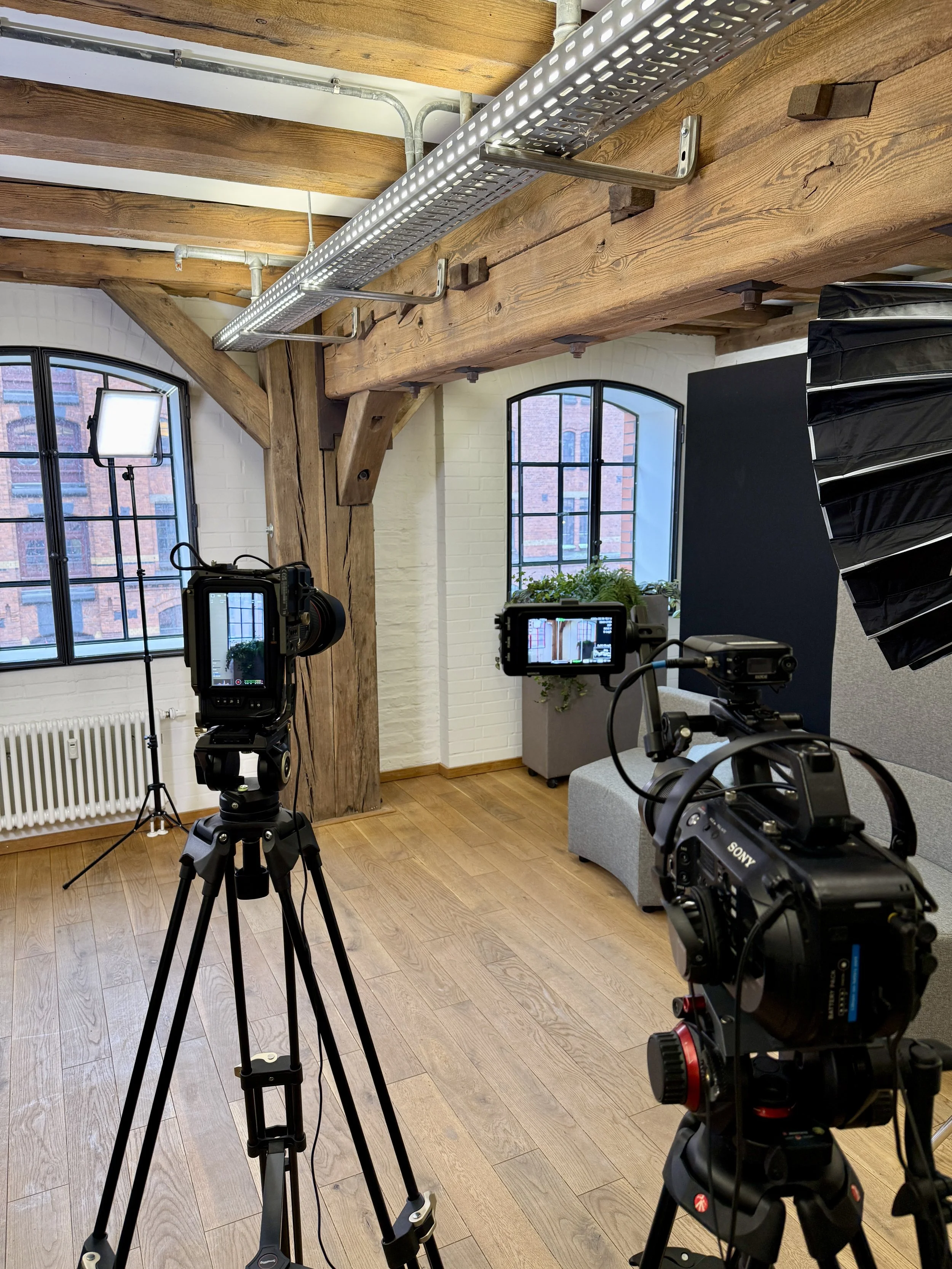 Kamera-Setup mit Zweitkamera und Studiobeleuchtung für eine Videoproduktion