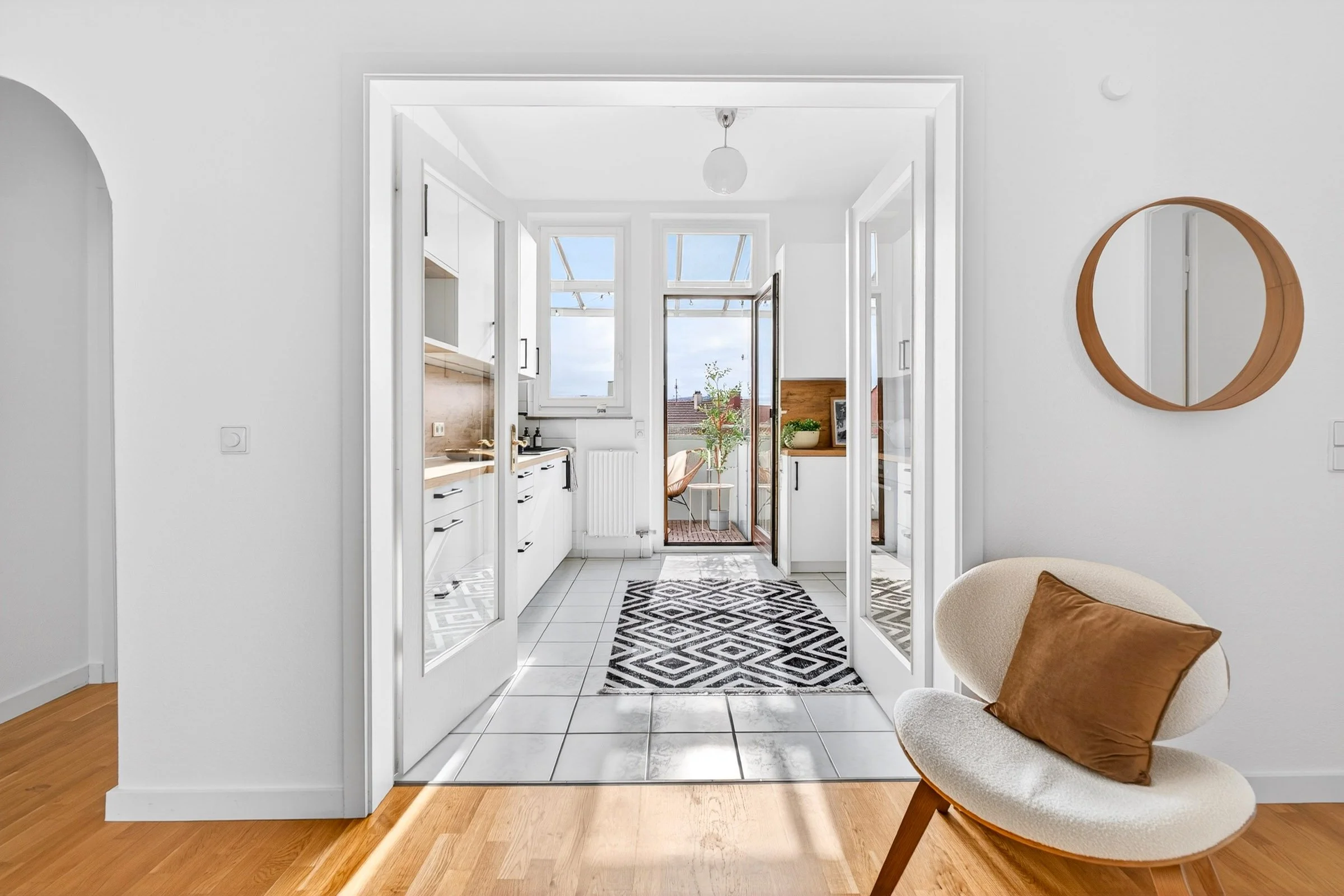 Immobilienfotografie – Innenaufnahme einer Wohnung mit Blick durch Flur und Küche