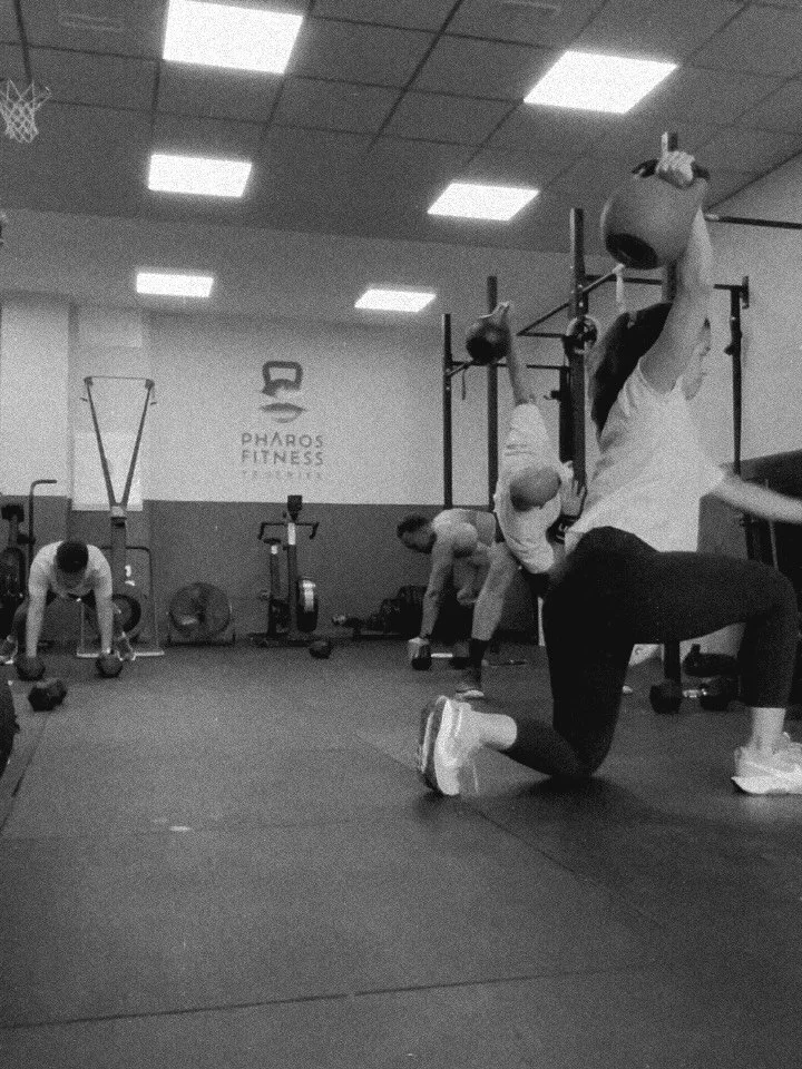 Rode&eacute;monos de personas que quieren vernos ganar. Personas que nos desaf&iacute;an, que nos dicen las cosas claras, que nos hacen mejores; pero sin drama, sin chismes, sin negatividad&hellip; solo buenas vibras y crecimiento. 

Los m&uacute;scu