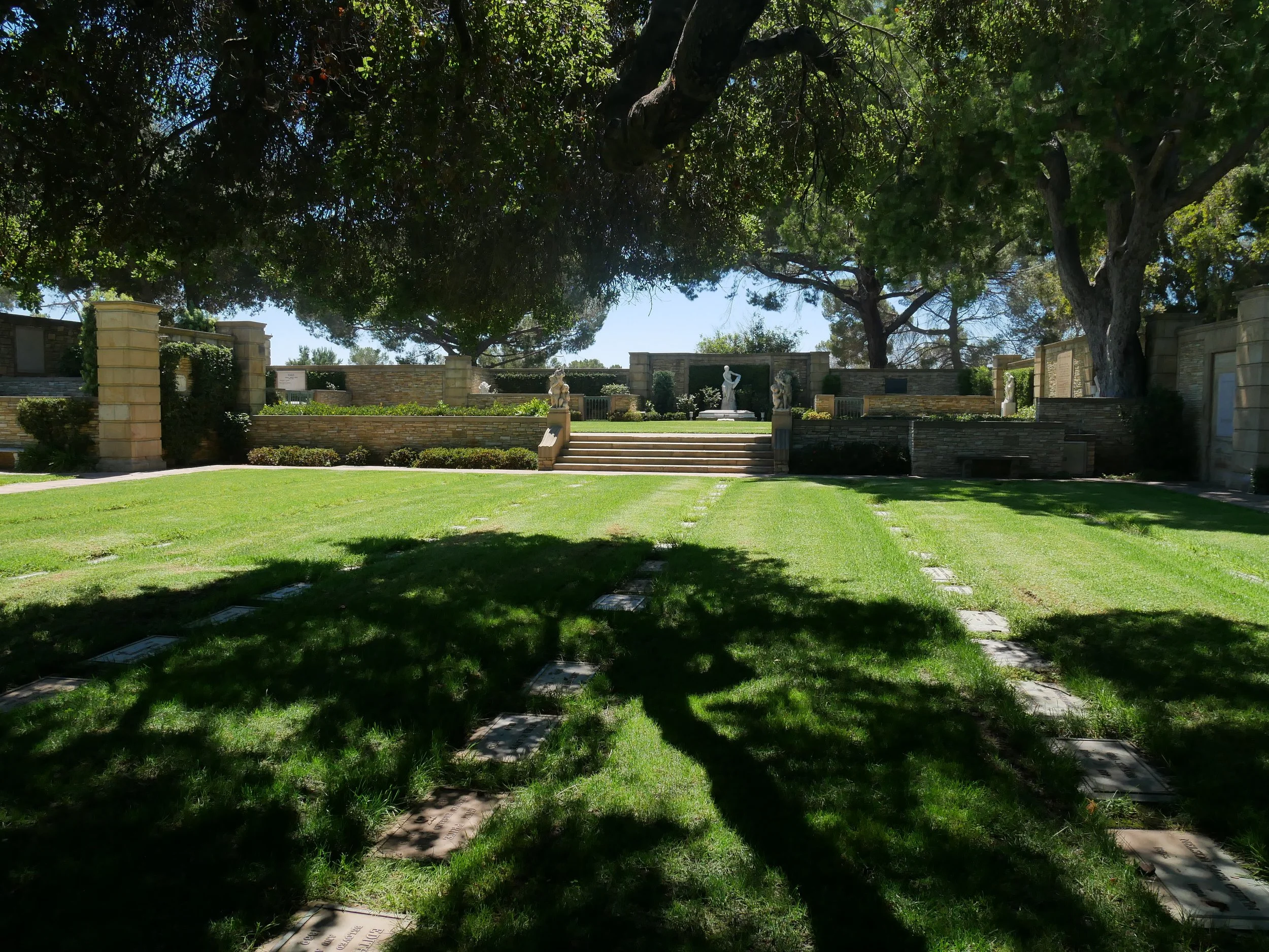 It does! Into a secret paradise ...