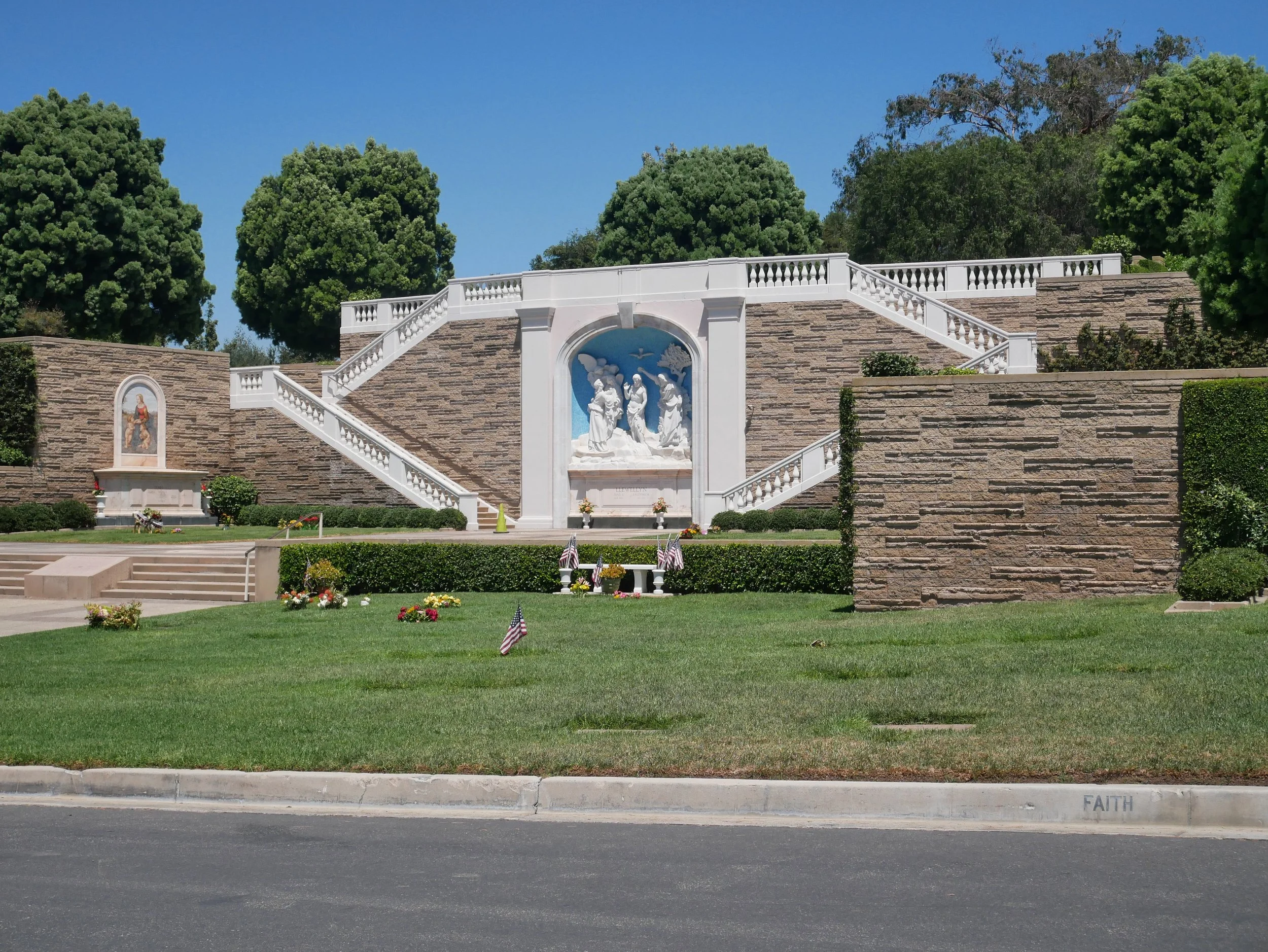 One of the gardens I explored with multiple levels to wander through, later in the day in a completely different section of the memorial park ...