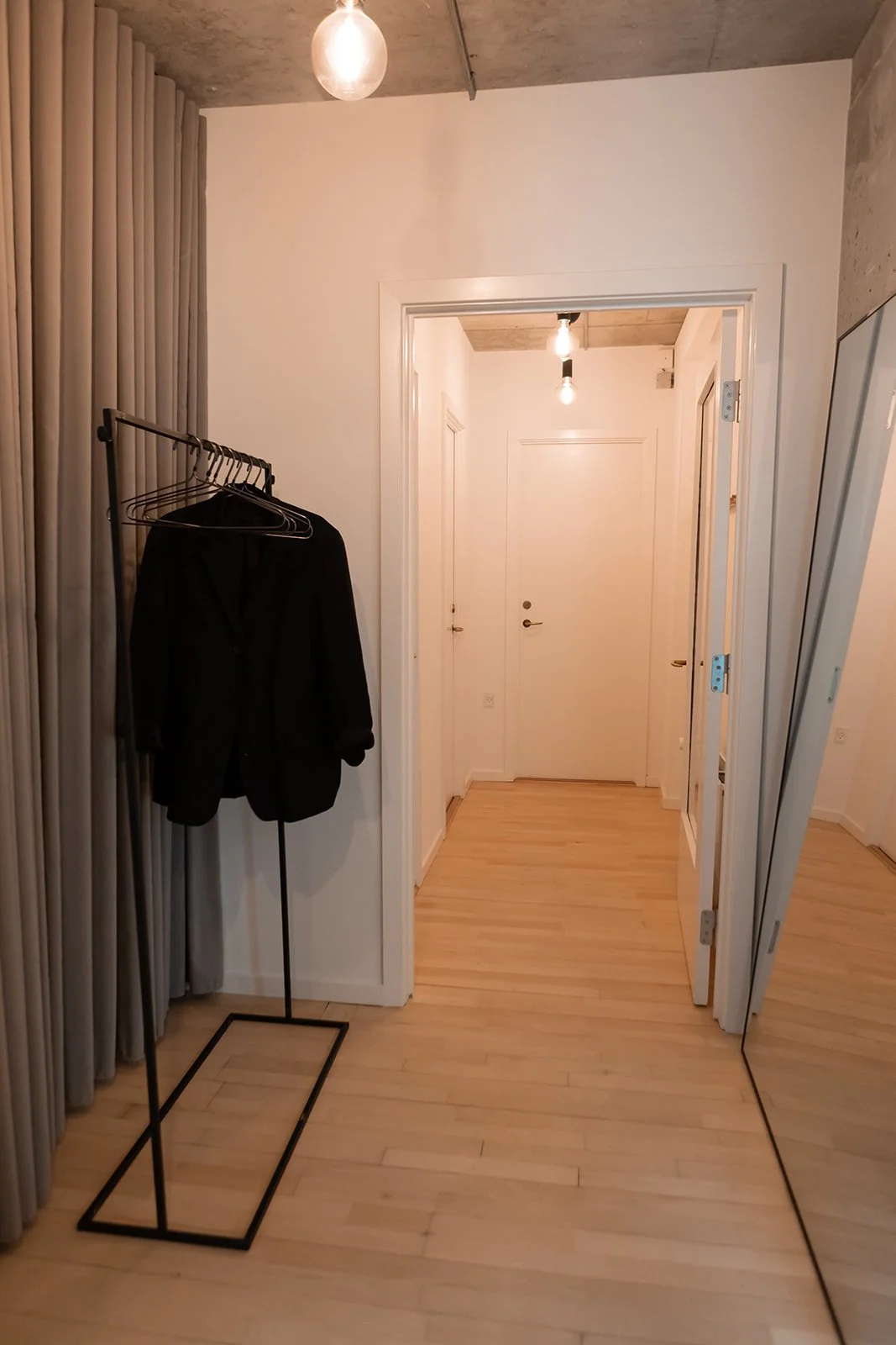 Indretning af entre med garderobe og spejl