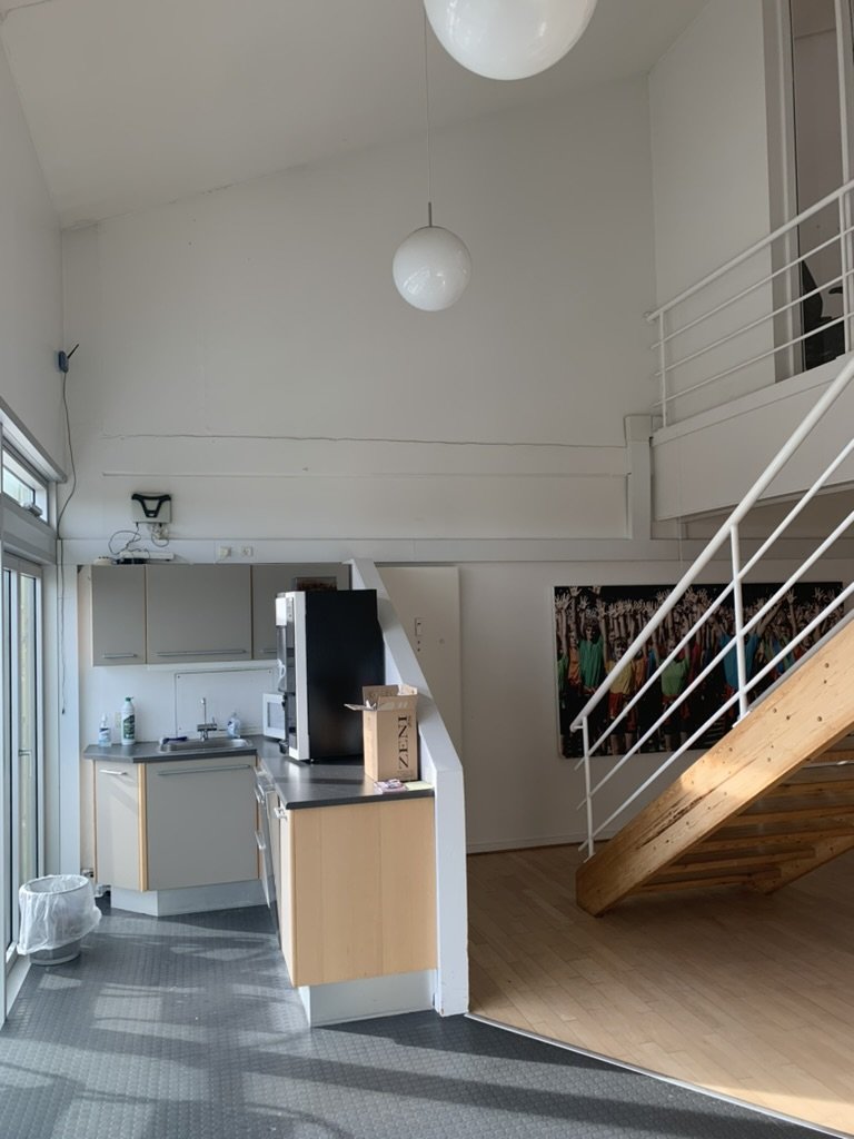 Grimt lille the køkken i erhvervslokale.