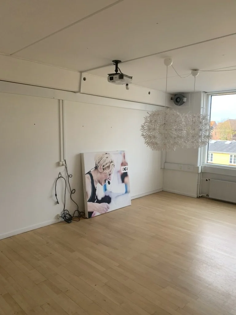 Før billede af et mødelokale.