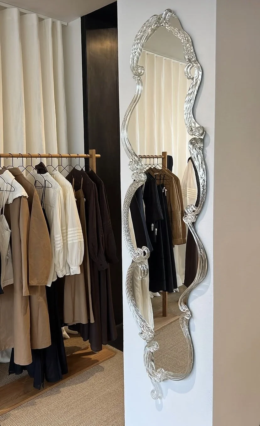 Anne Mi brand store Illum smukt spejl med ramme af glaskunst