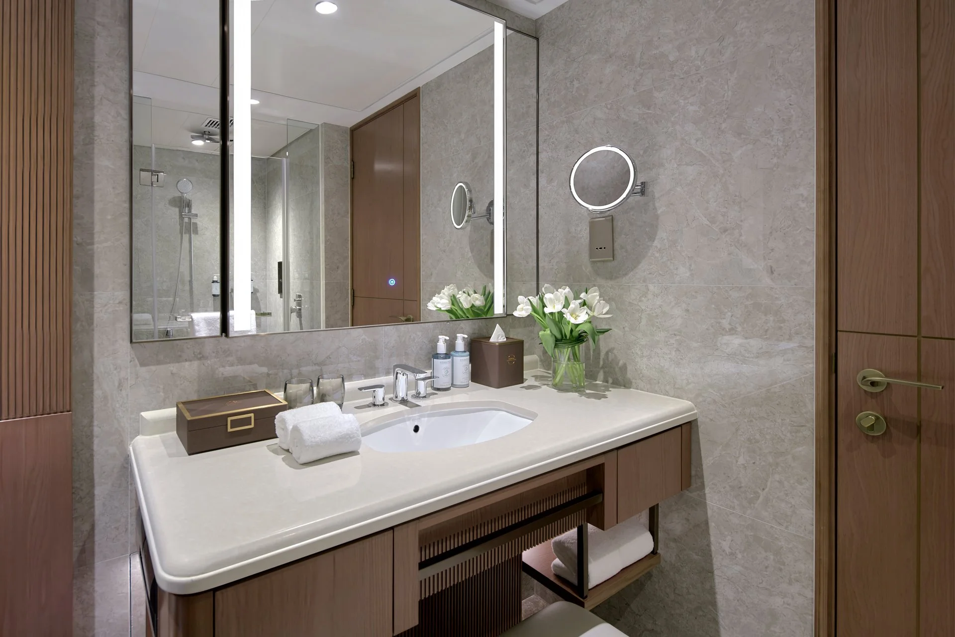 HH_Rm_Premium_Bathroom_2024_tn (1).jpg