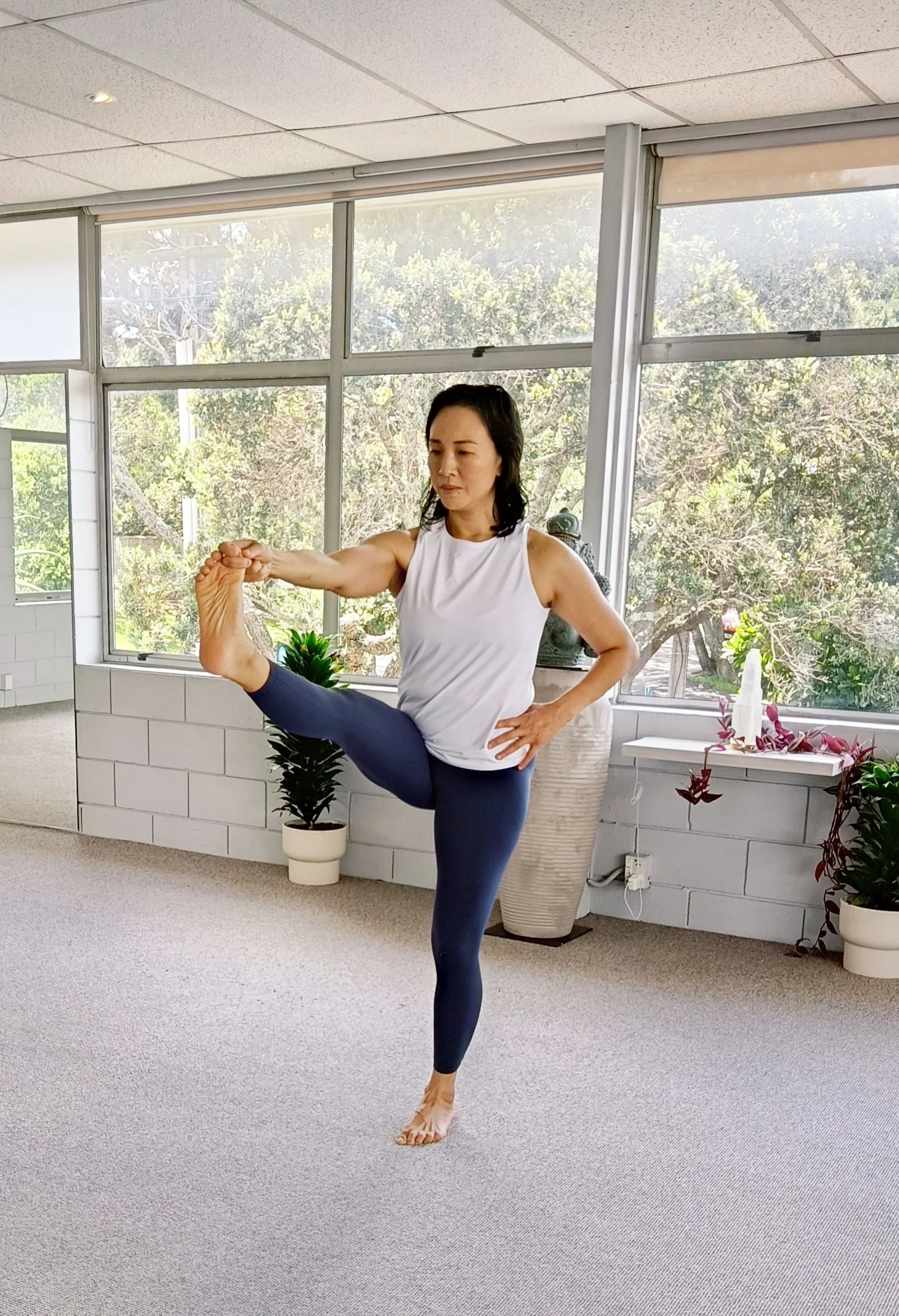 6. Kat_Bie toe balancing.jpg