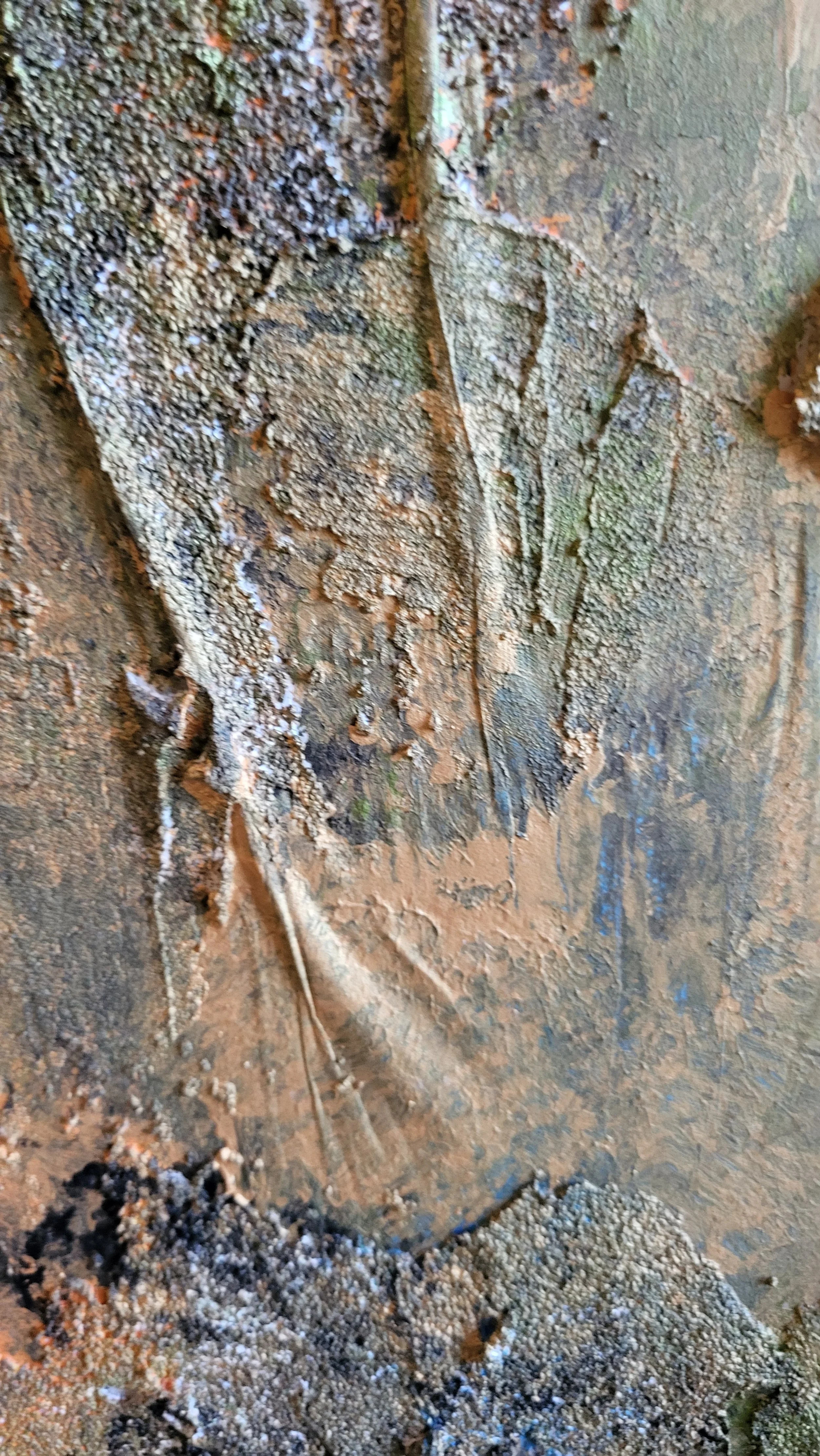 Perfect Match – Abstraktes Original-Gemälde von Pia Holzinger mit Zeitungscollage und grober Strukturpaste auf Leinwand.