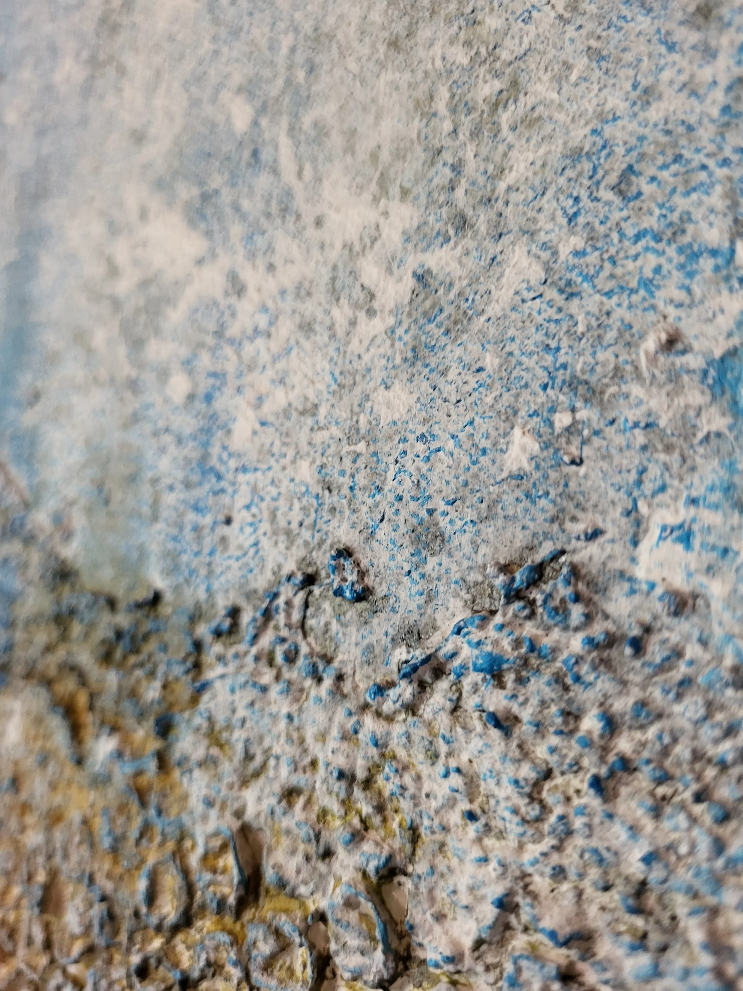 Luftpolsterfolie – Quadratisches Original-Wandobjekt von Pia Holzinger mit eingearbeiteter Luftpolsterfolie und Strukturpaste auf Leinwand.