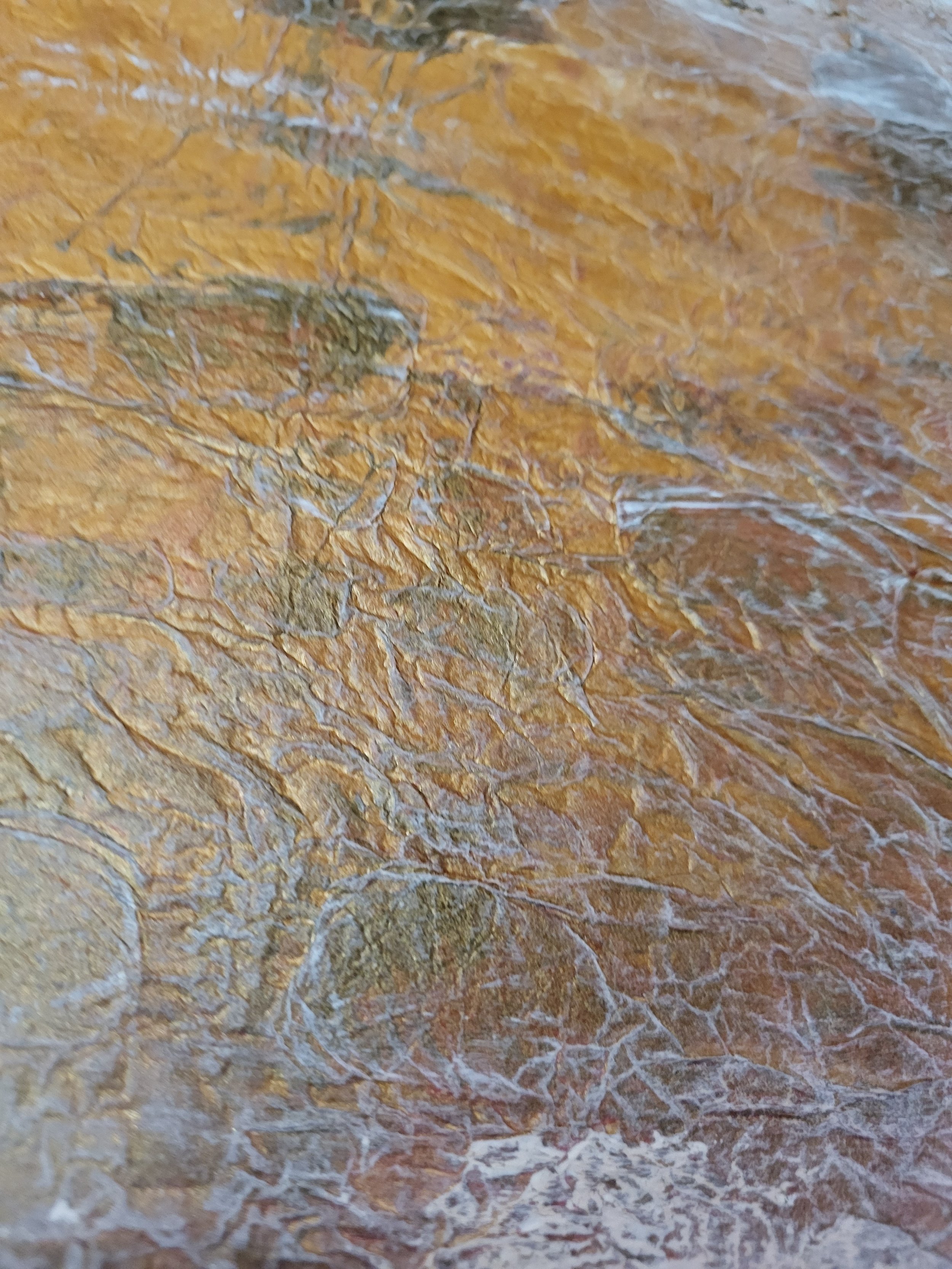 Vier – Abstraktes Original-Wandobjekt von Pia Holzinger mit Obstnetz, Ostergras aus Papier und Strukturpaste auf Leinwand.