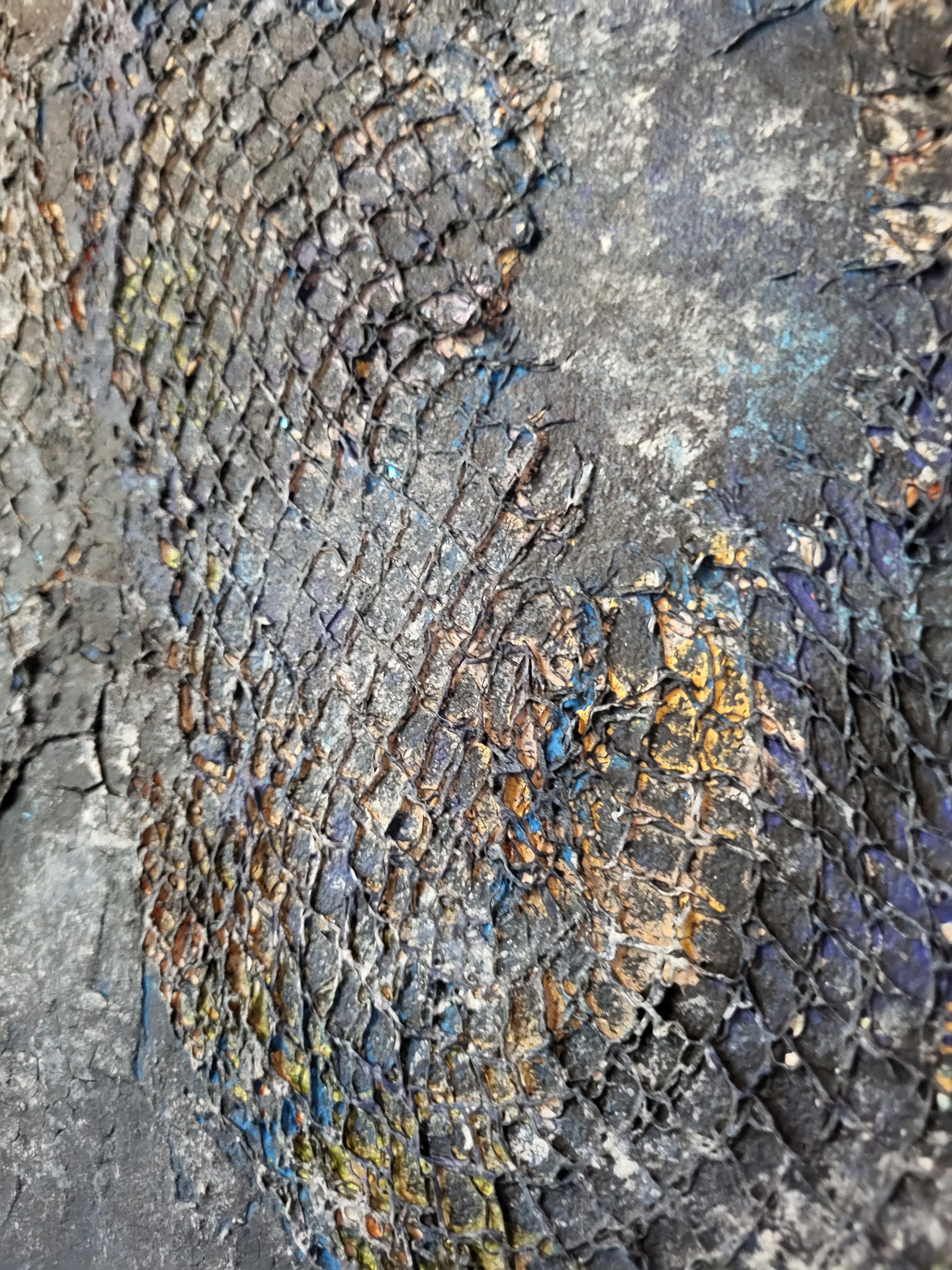 Quallen – Abstraktes Original-Wandobjekt von Pia Holzinger mit eingearbeiteten Obstnetzen und Strukturpaste auf Leinwand.