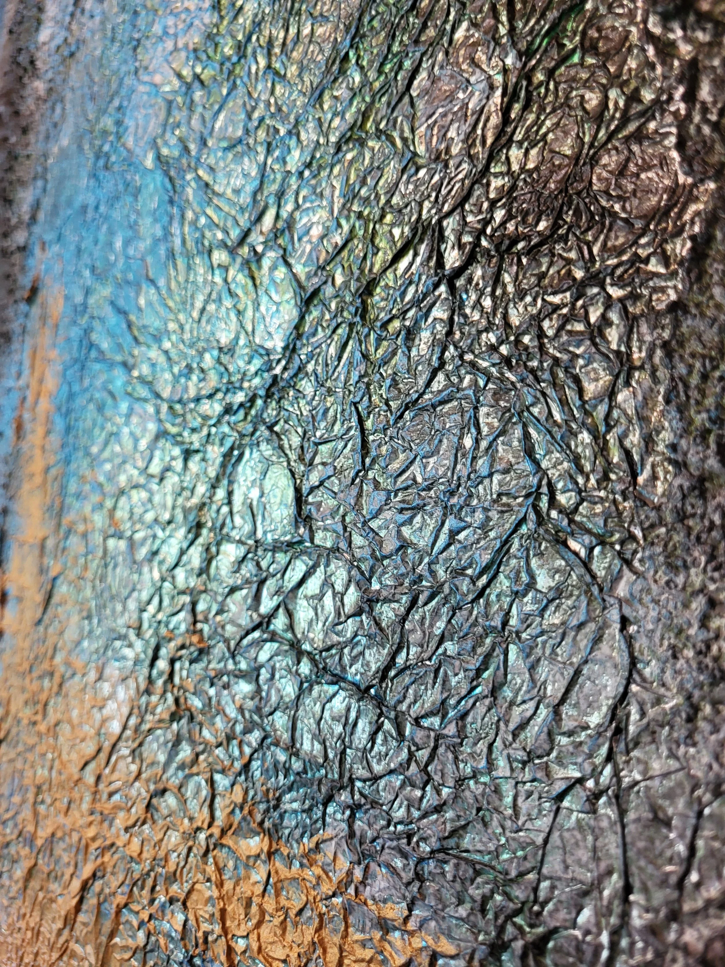 Folienstruktur – Quadratisches Original-Wandobjekt von Pia Holzinger mit eingearbeiteter Alufolie und Strukturpaste auf Leinwand.