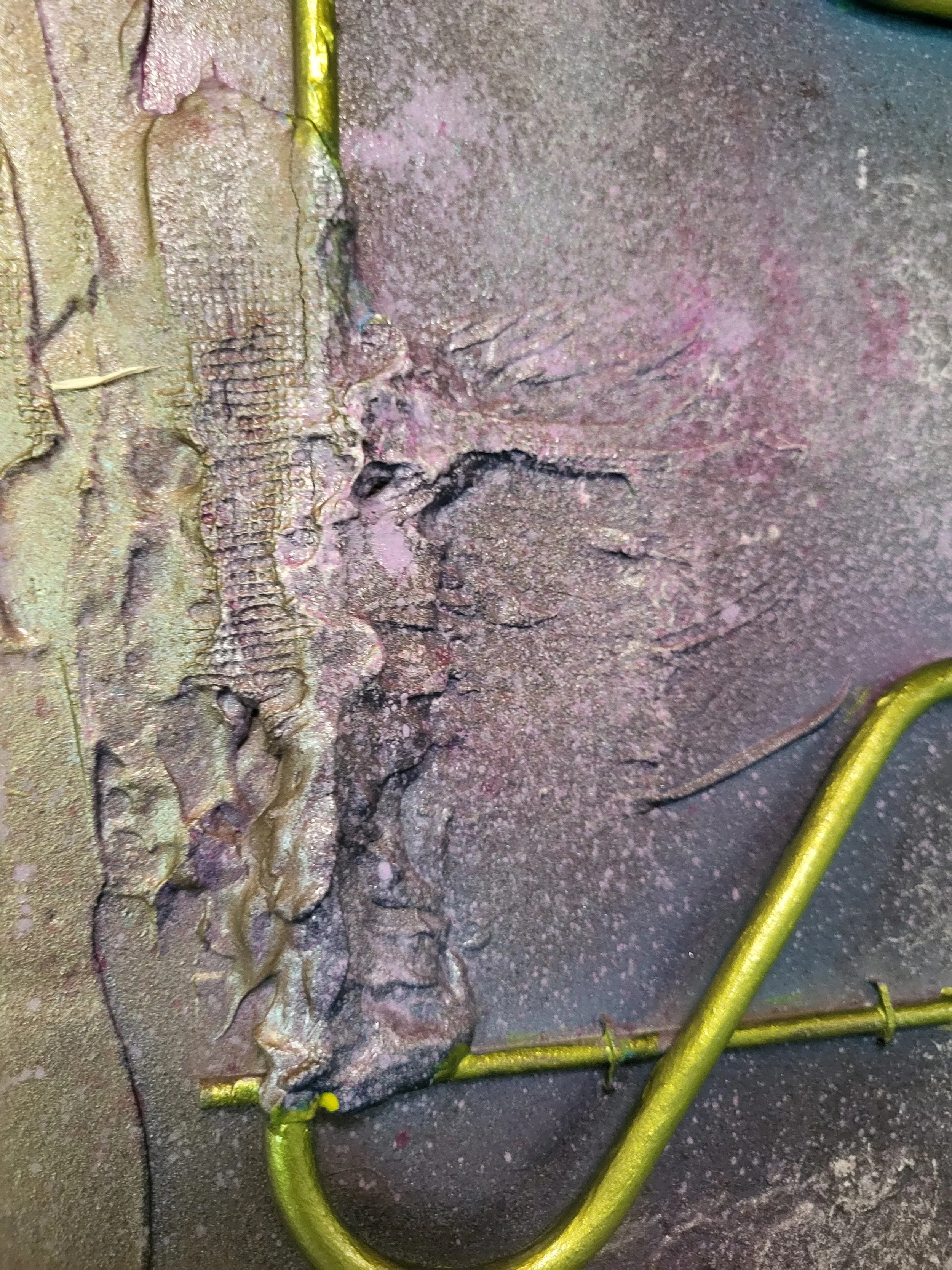 Heizstab auf Holz – Abstraktes Original-Wandobjekt von Pia Holzinger mit echtem Heizstab aus einem Backrohr und Insektenschutznetz.