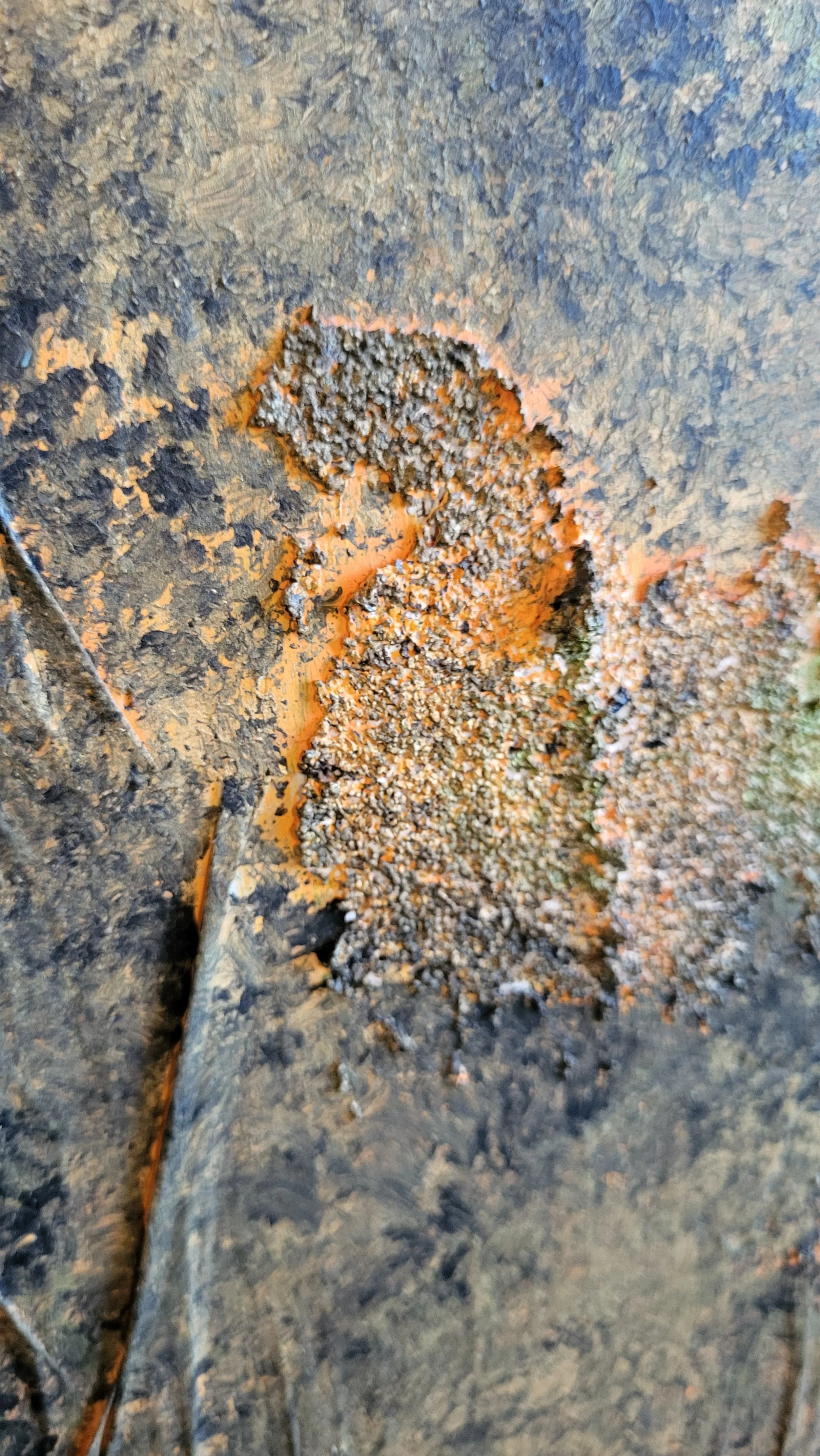 Perfect Match – Abstraktes Original-Gemälde von Pia Holzinger mit Zeitungscollage und grober Strukturpaste auf Leinwand.