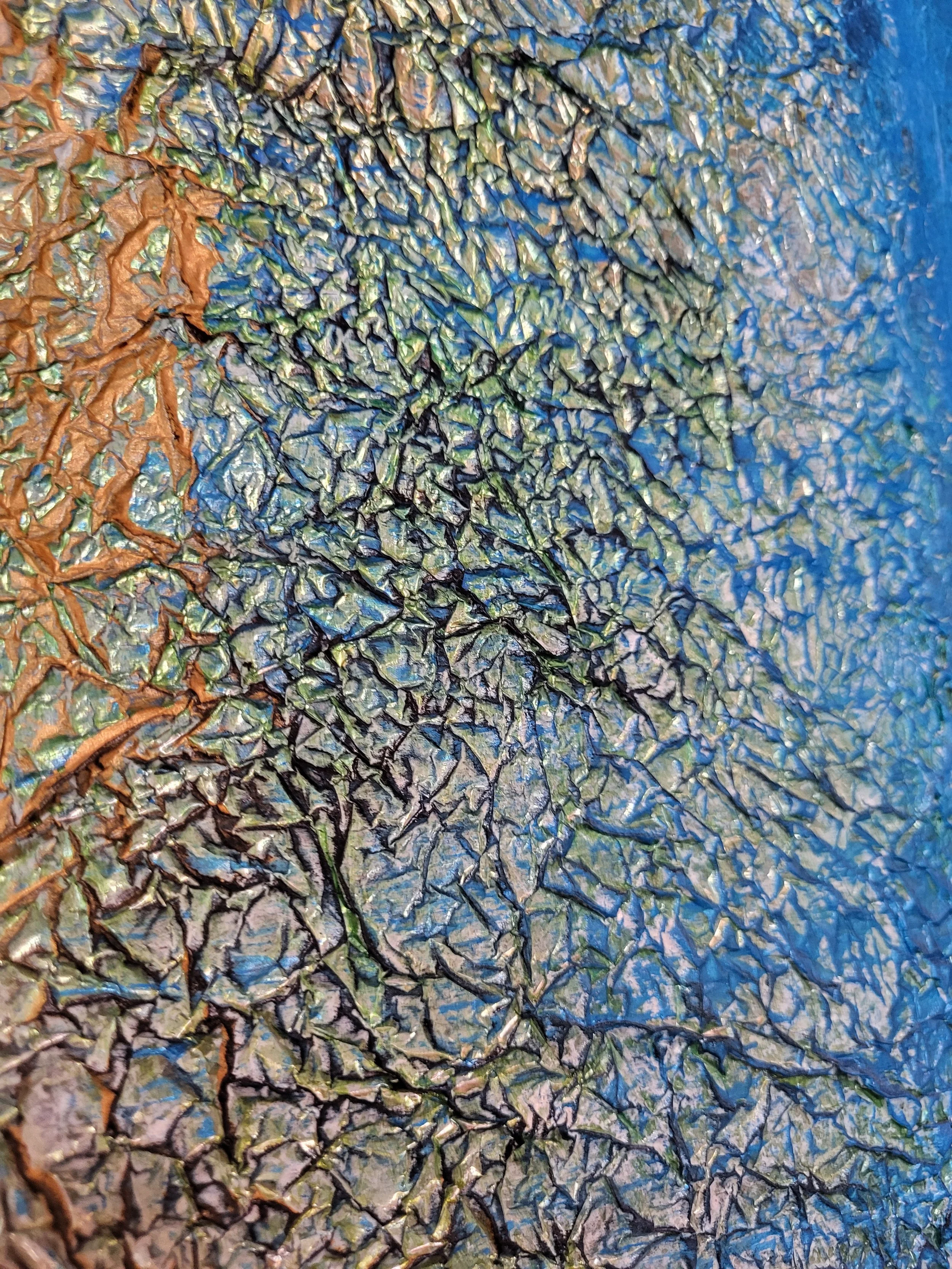 Folienstruktur – Quadratisches Original-Wandobjekt von Pia Holzinger mit eingearbeiteter Alufolie und Strukturpaste auf Leinwand.