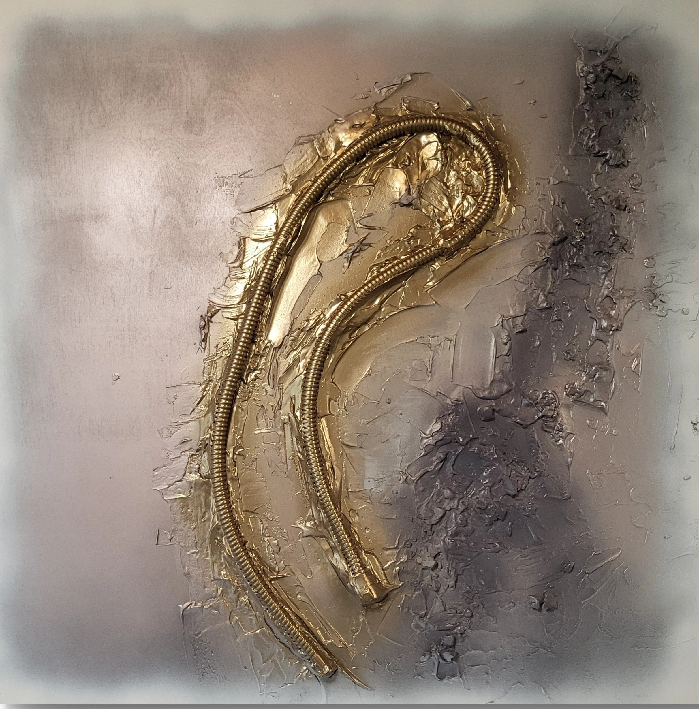 Schlauch auf Holz – Quadratisches Original-Wandobjekt von Pia Holzinger mit echtem Duschschlauch und Strukturpaste.