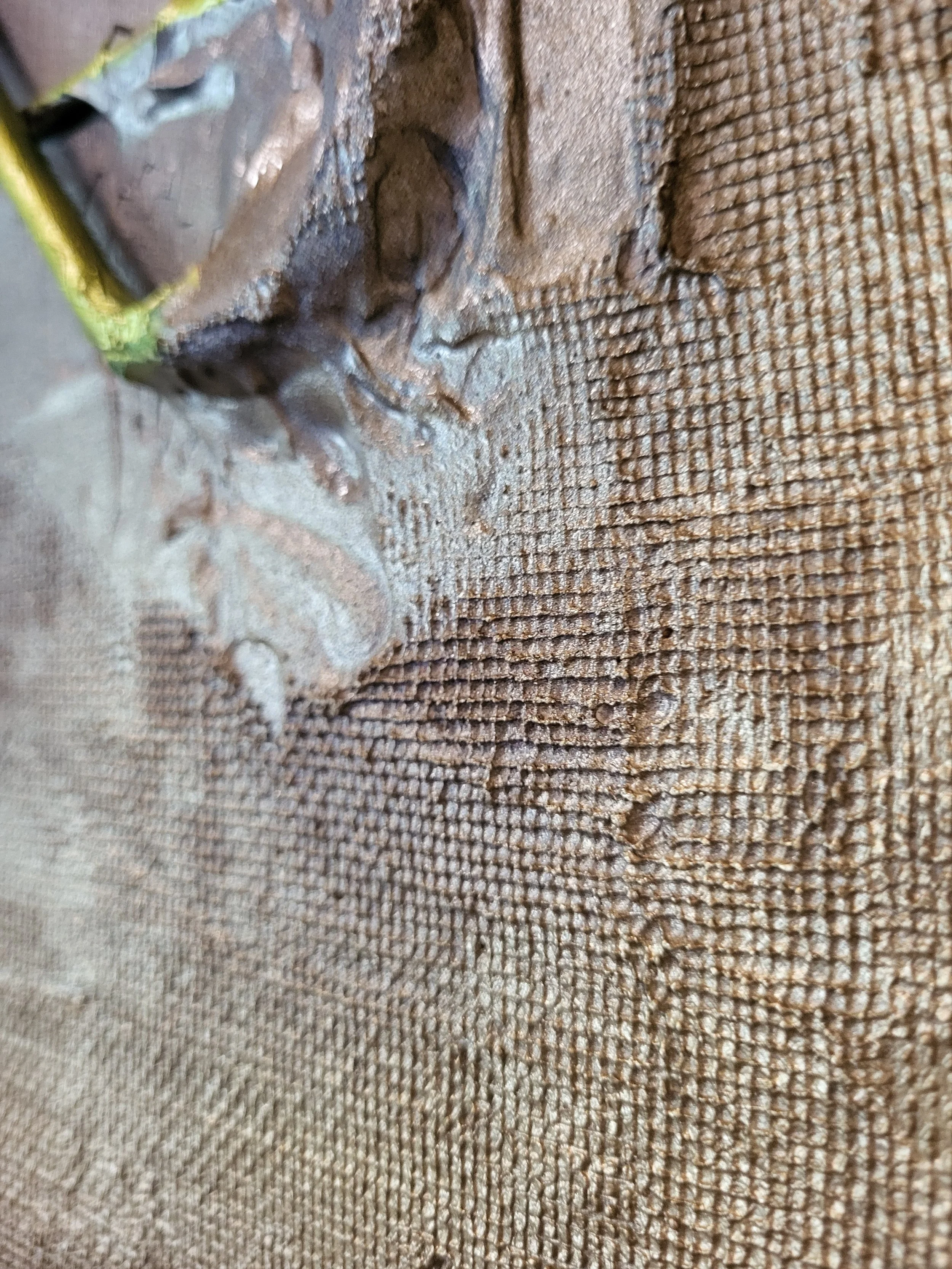 Heizstab auf Holz – Abstraktes Original-Wandobjekt von Pia Holzinger mit echtem Heizstab aus einem Backrohr und Insektenschutznetz.