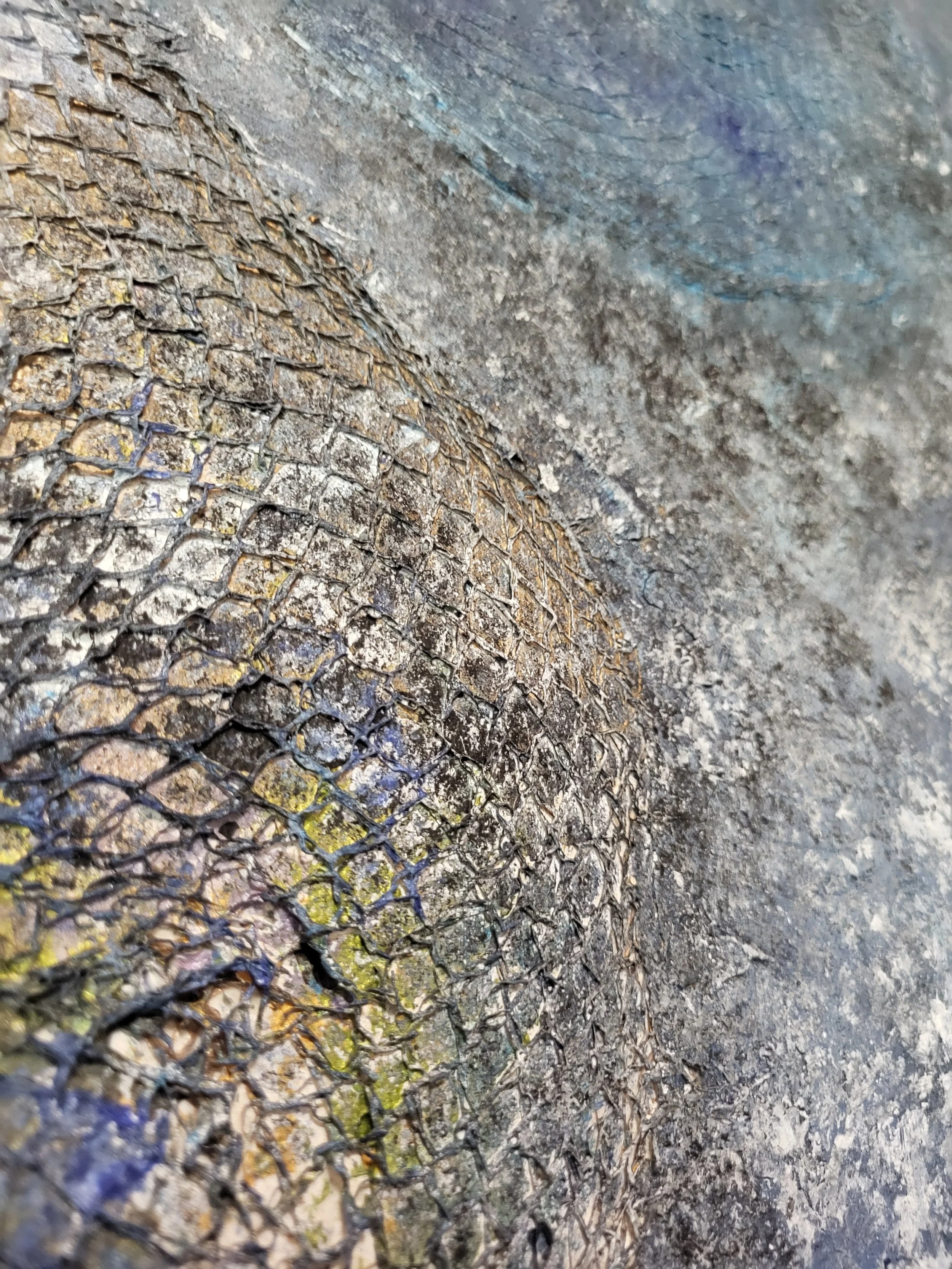 Quallen – Abstraktes Original-Wandobjekt von Pia Holzinger mit eingearbeiteten Obstnetzen und Strukturpaste auf Leinwand.