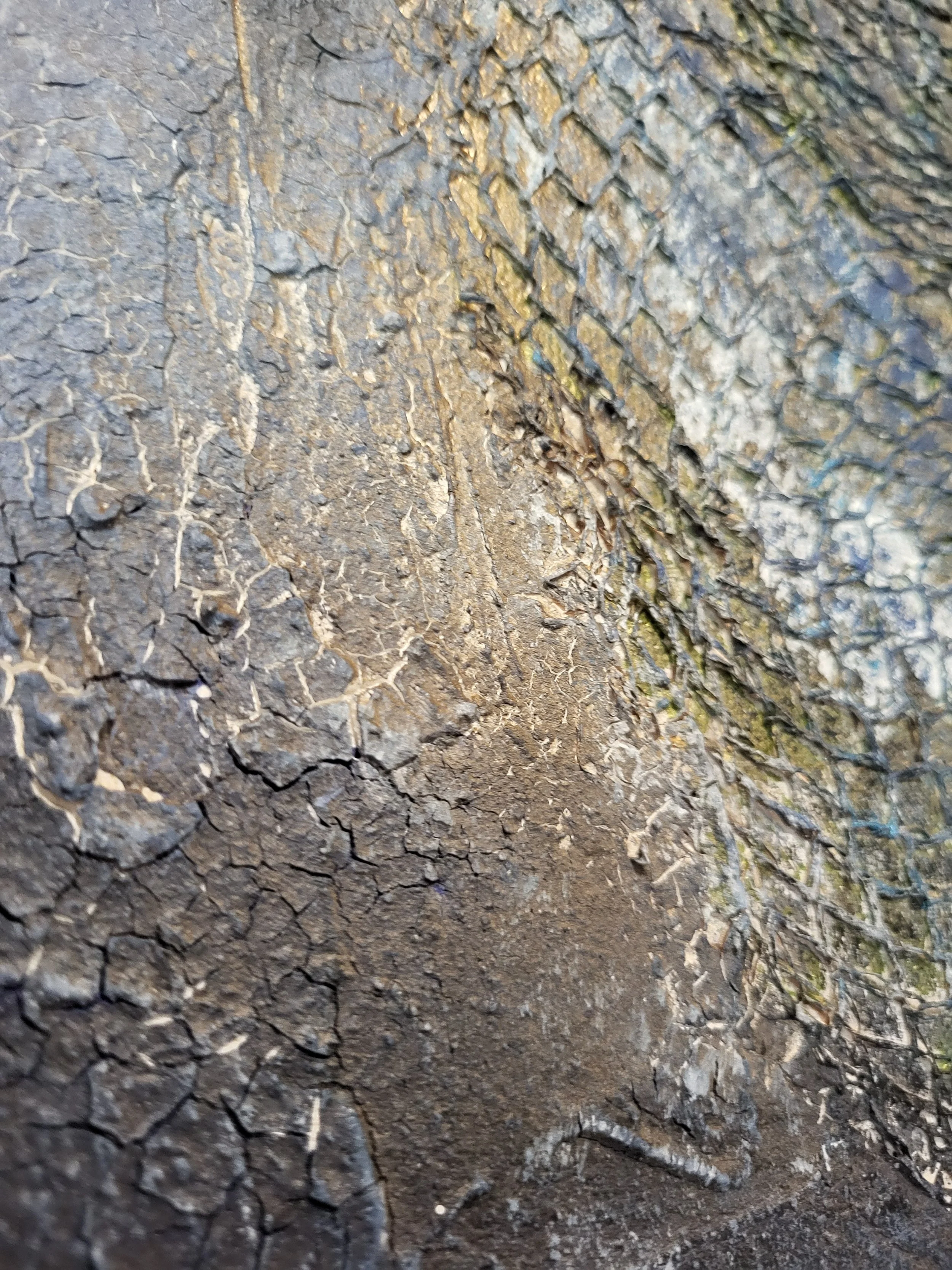 Quallen – Abstraktes Original-Wandobjekt von Pia Holzinger mit eingearbeiteten Obstnetzen und Strukturpaste auf Leinwand.