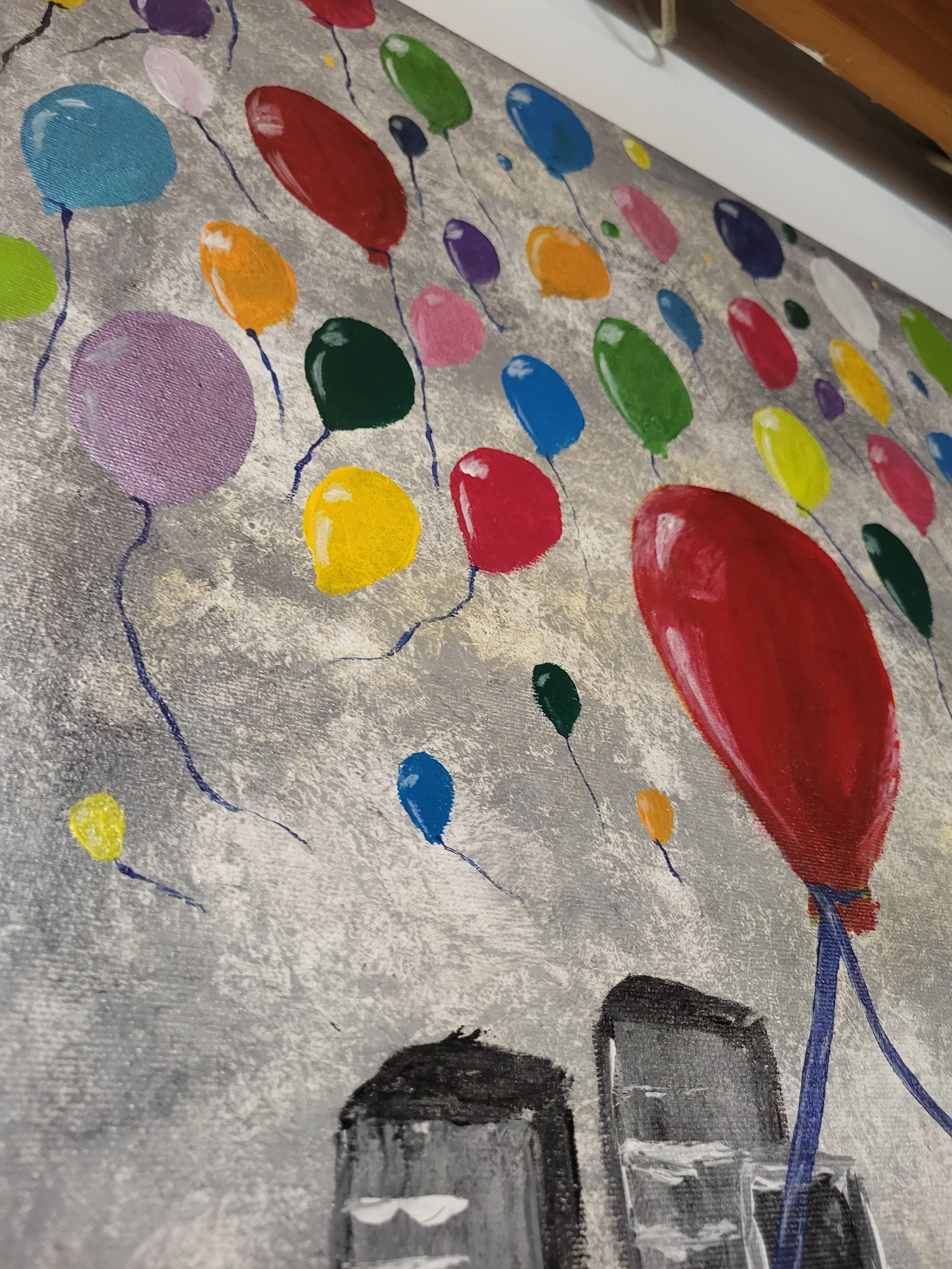 Martins Story – Hoffnungsvolles Original-Gemälde von Pia Holzinger, schwarz-weiße Stadt mit bunten Luftballons.