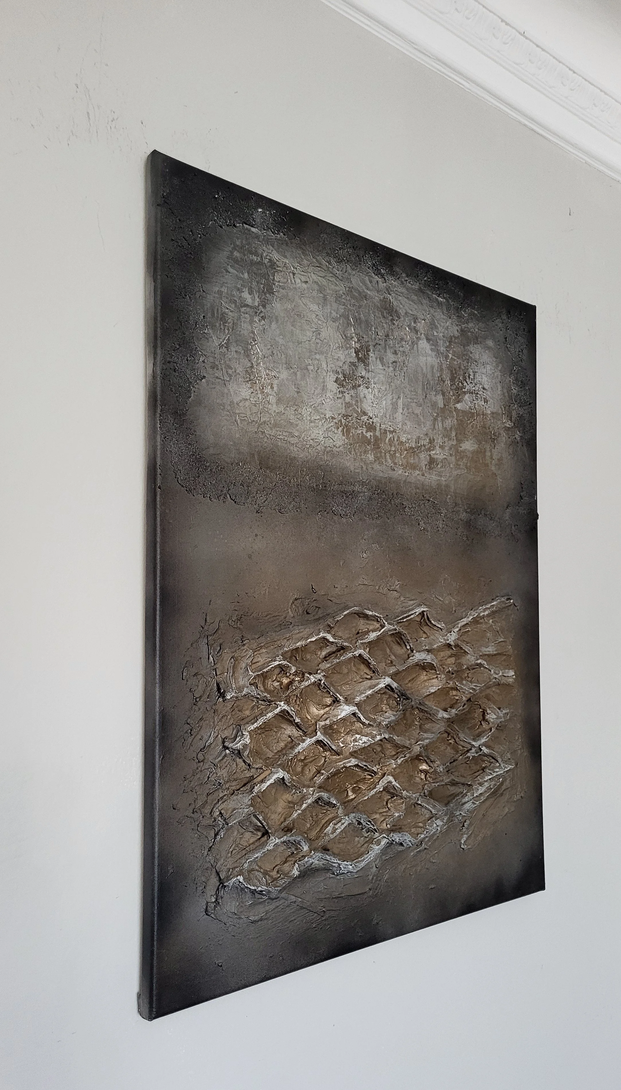 Netz – Original-Wandobjekt von Pia Holzinger mit eingearbeitetem Kartonnetz, grober Strukturpaste und Farbspray auf Leinwand.